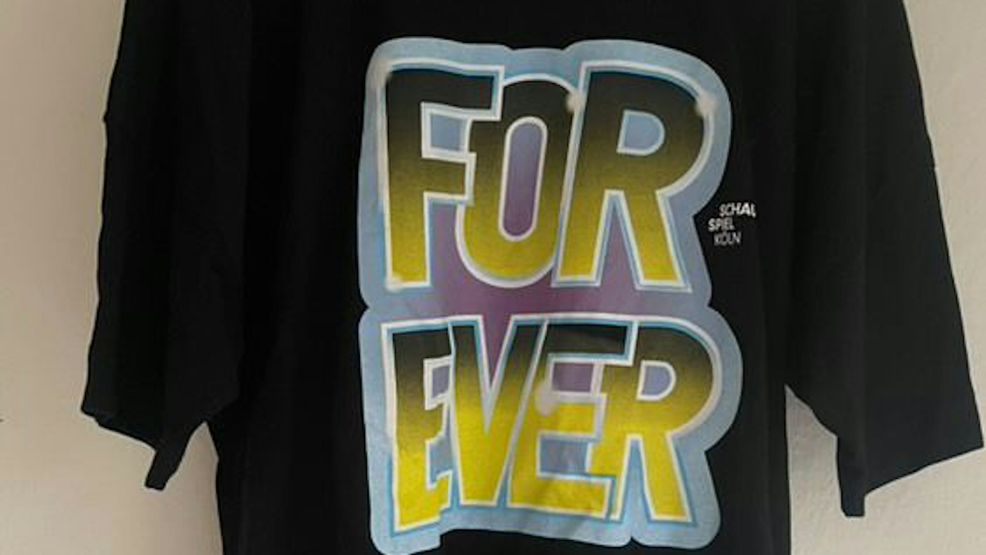 Das T-Shirt mit dem Schriftzug „Forever Schauspiel“.