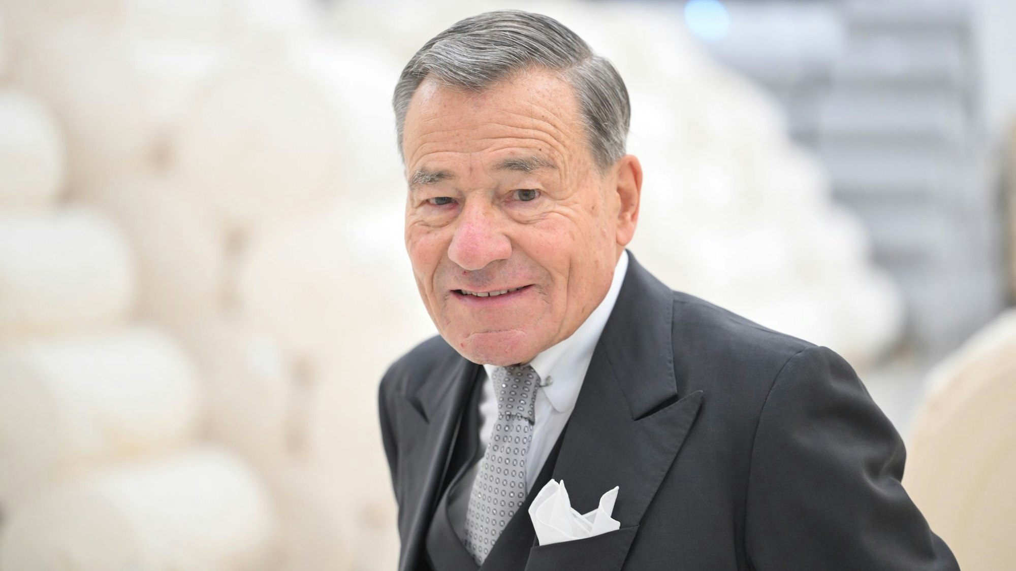 Wolfgang Grupp posiert für die Fotografen.