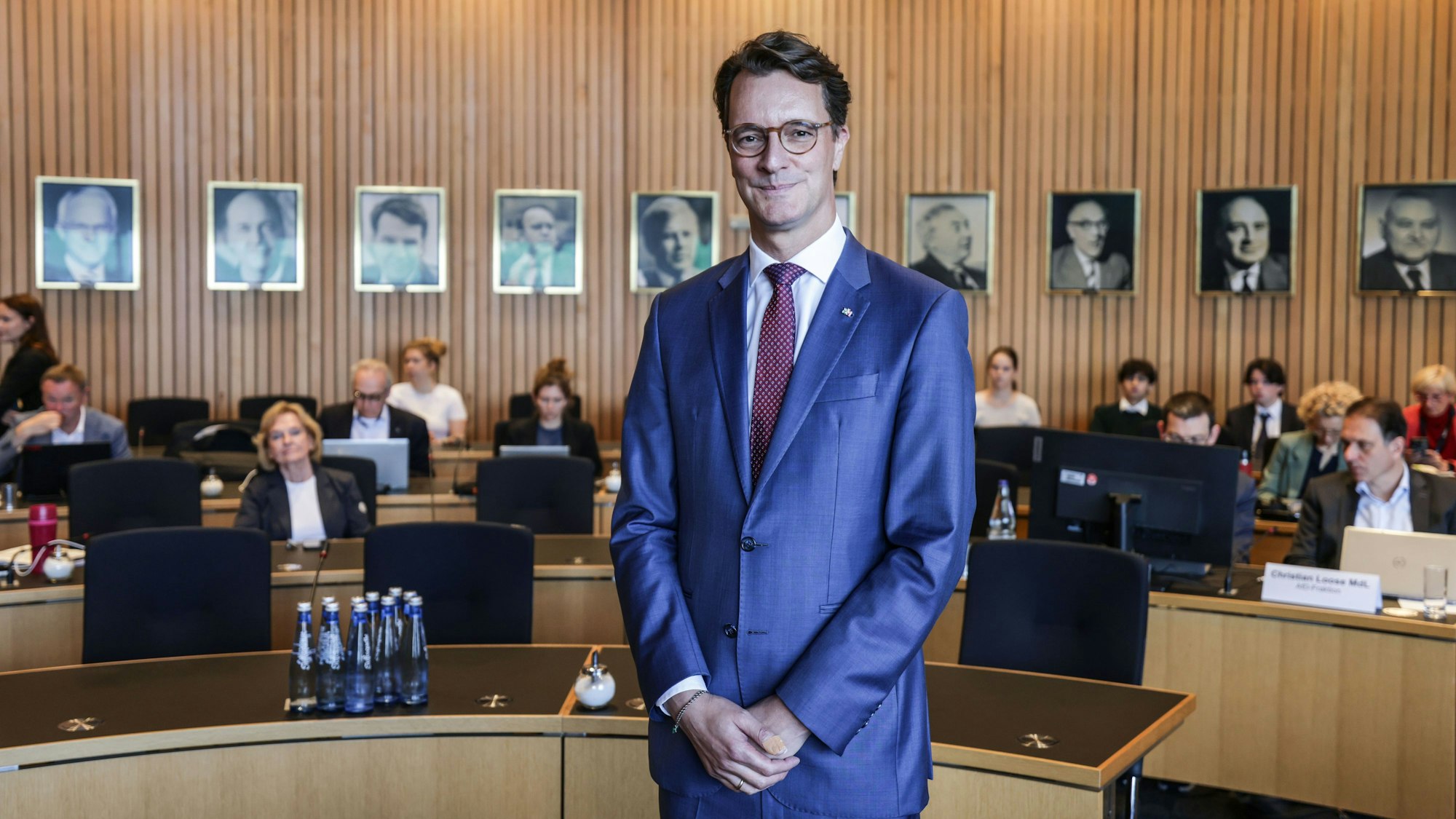 Hendrik Wüst (CDU), Ministerpräsident von Nordrhein-Westfalen, steht vor dem Untersuchungsausschuss im Landtag.