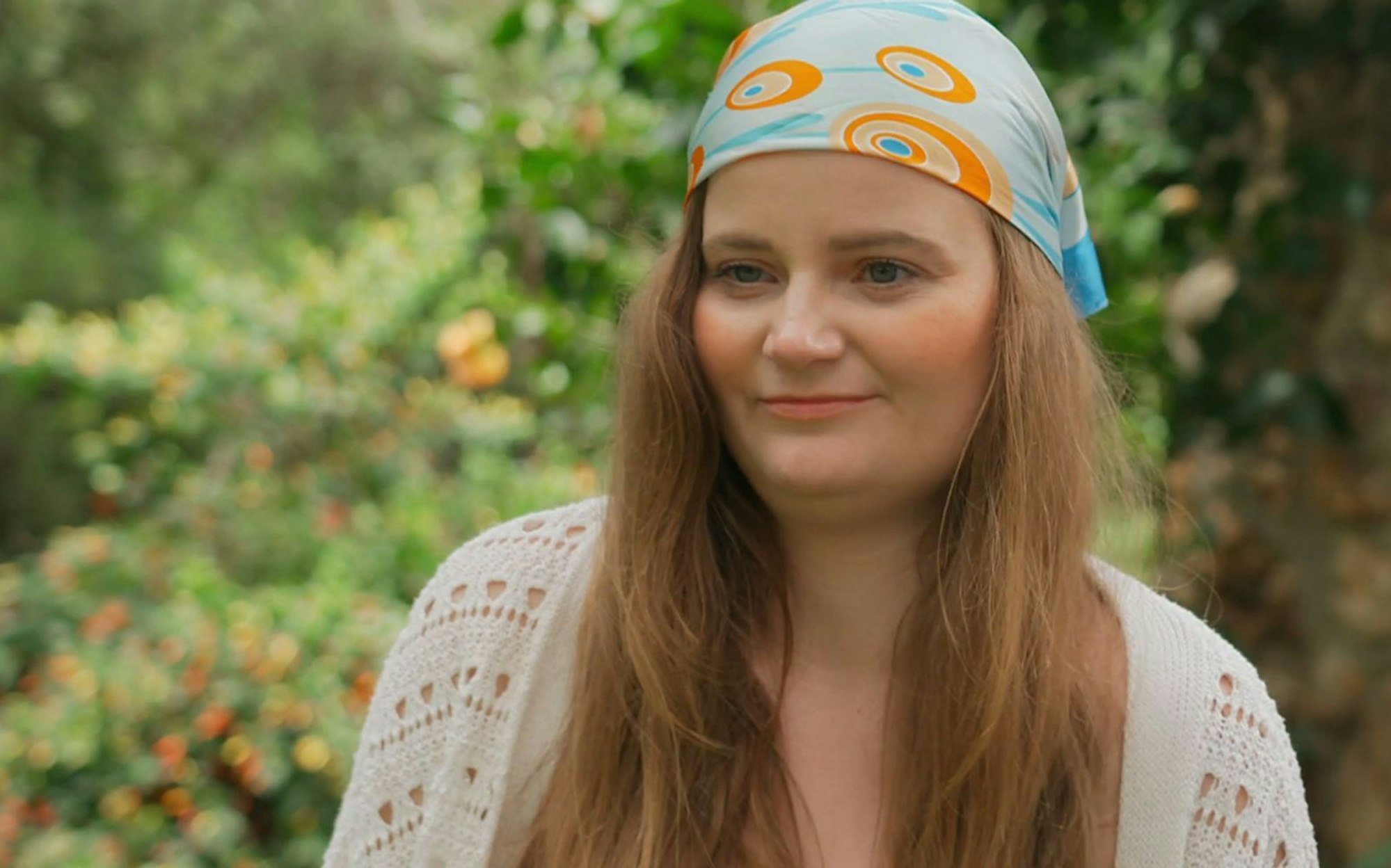 Hofdame Sarah überraschte den Rinderhalter in seinem Bungalow. (Bild: RTL)