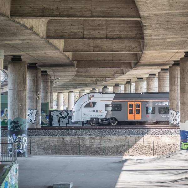 Eisenbahnstrecke unter der Stelze. Foto: Ralf Krieger