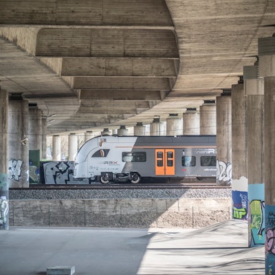 Eisenbahnstrecke unter der Stelze. Foto: Ralf Krieger