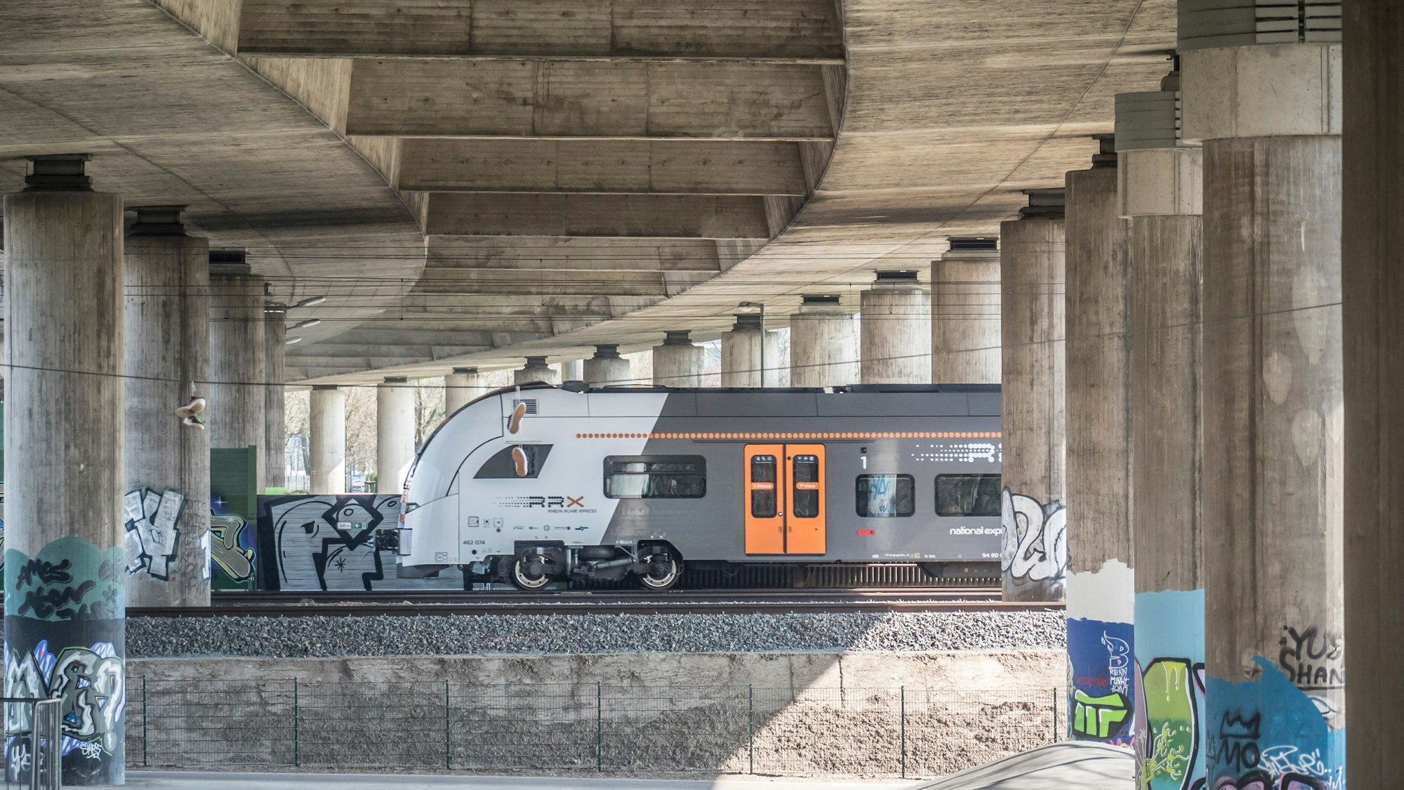 Eisenbahnstrecke unter der Stelze. Foto: Ralf Krieger