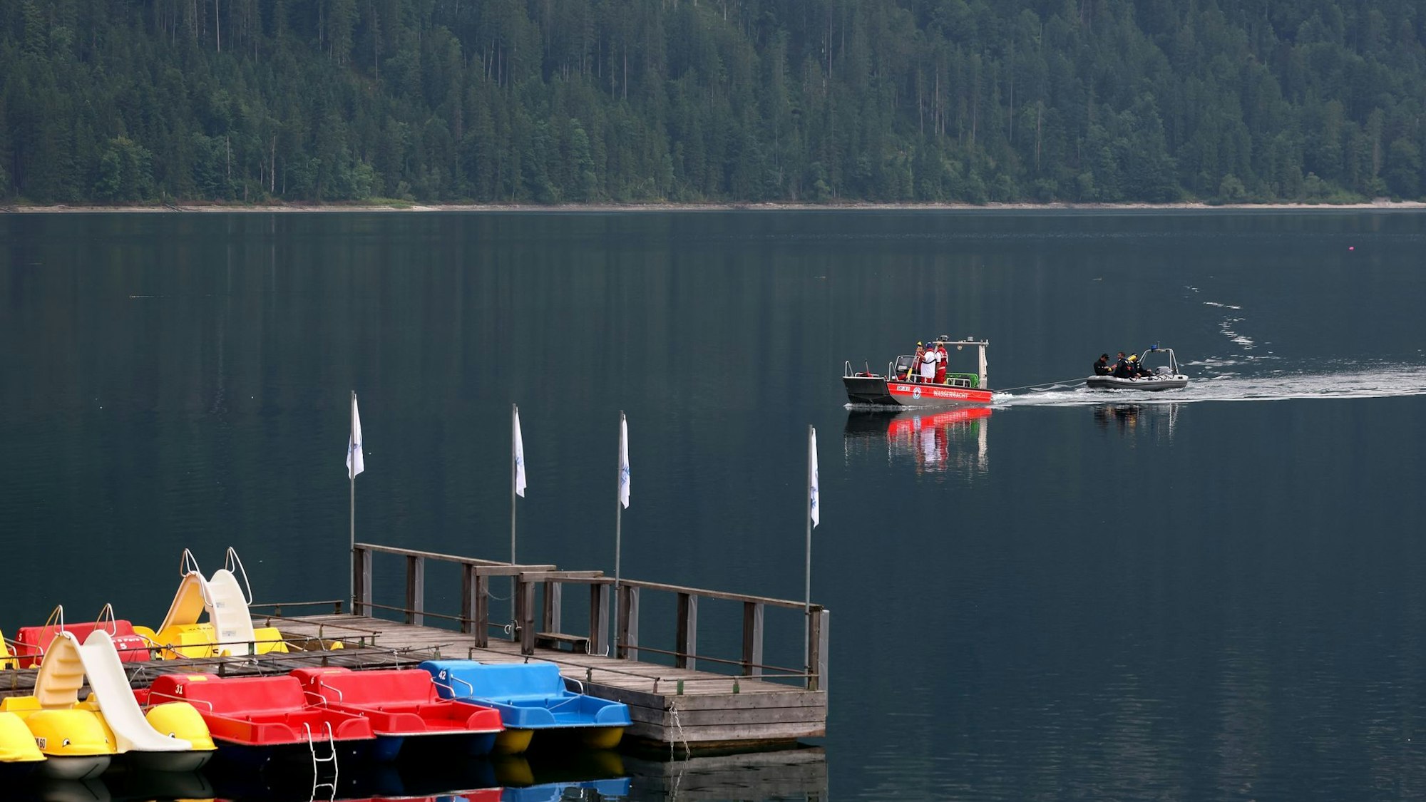 Im Eibsee wird nach einem untergegangenen Vater und seinem Sohn gesucht.