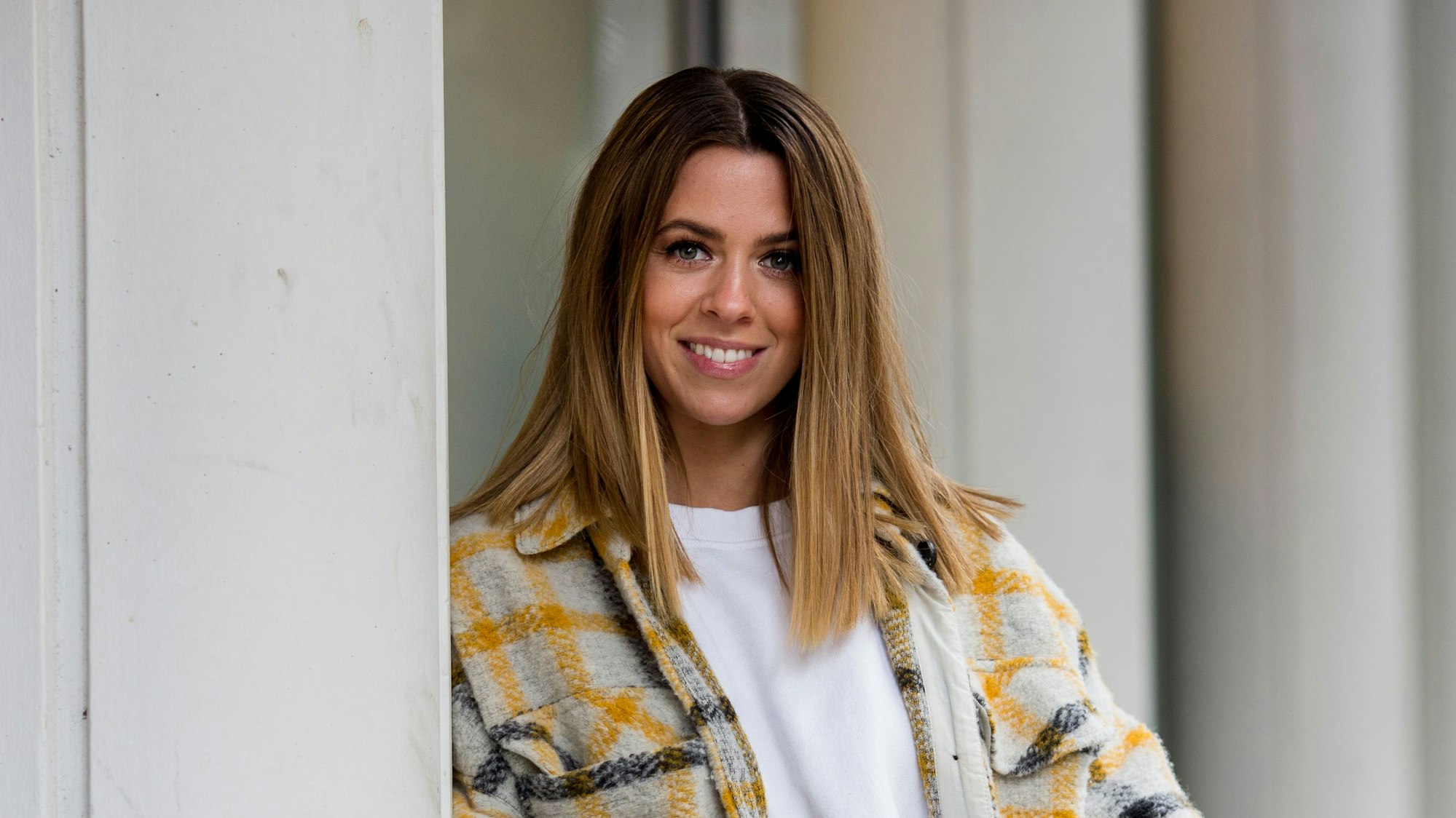 Vanessa Mai lacht in die Kamera.