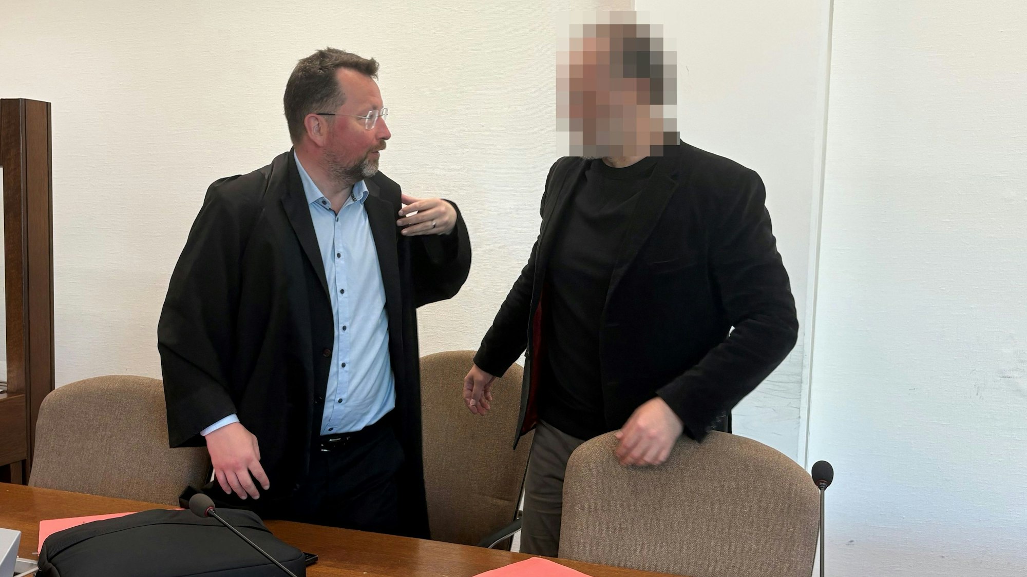 Der Beschuldigte Danilo D. mit seinem Verteidiger Philipp Thiée im Kölner Landgericht