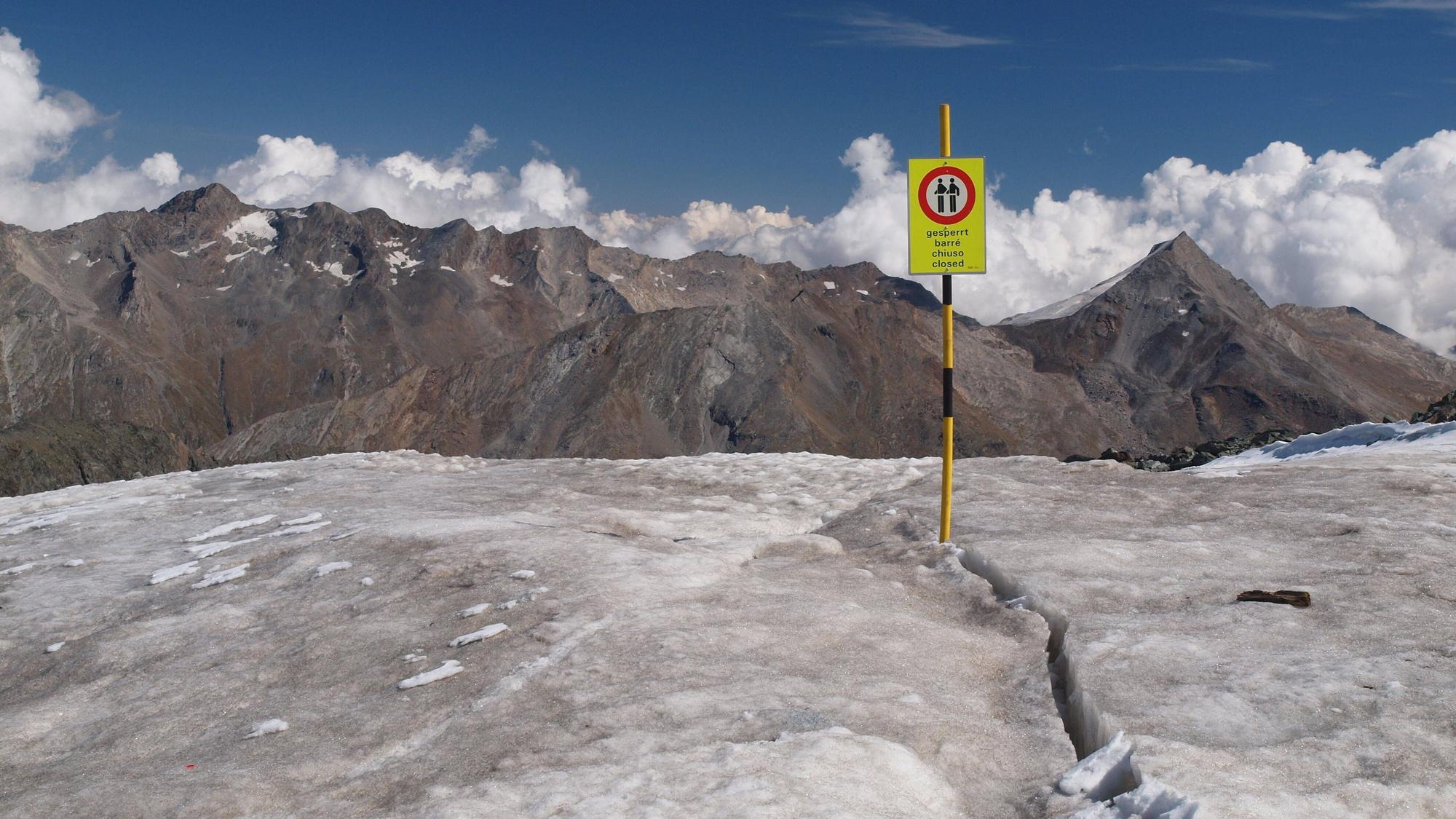 Auf dem Feegletscher im Schweizer Kanton Wallis war ein Wanderer in eine Spalte abgestürzt.
