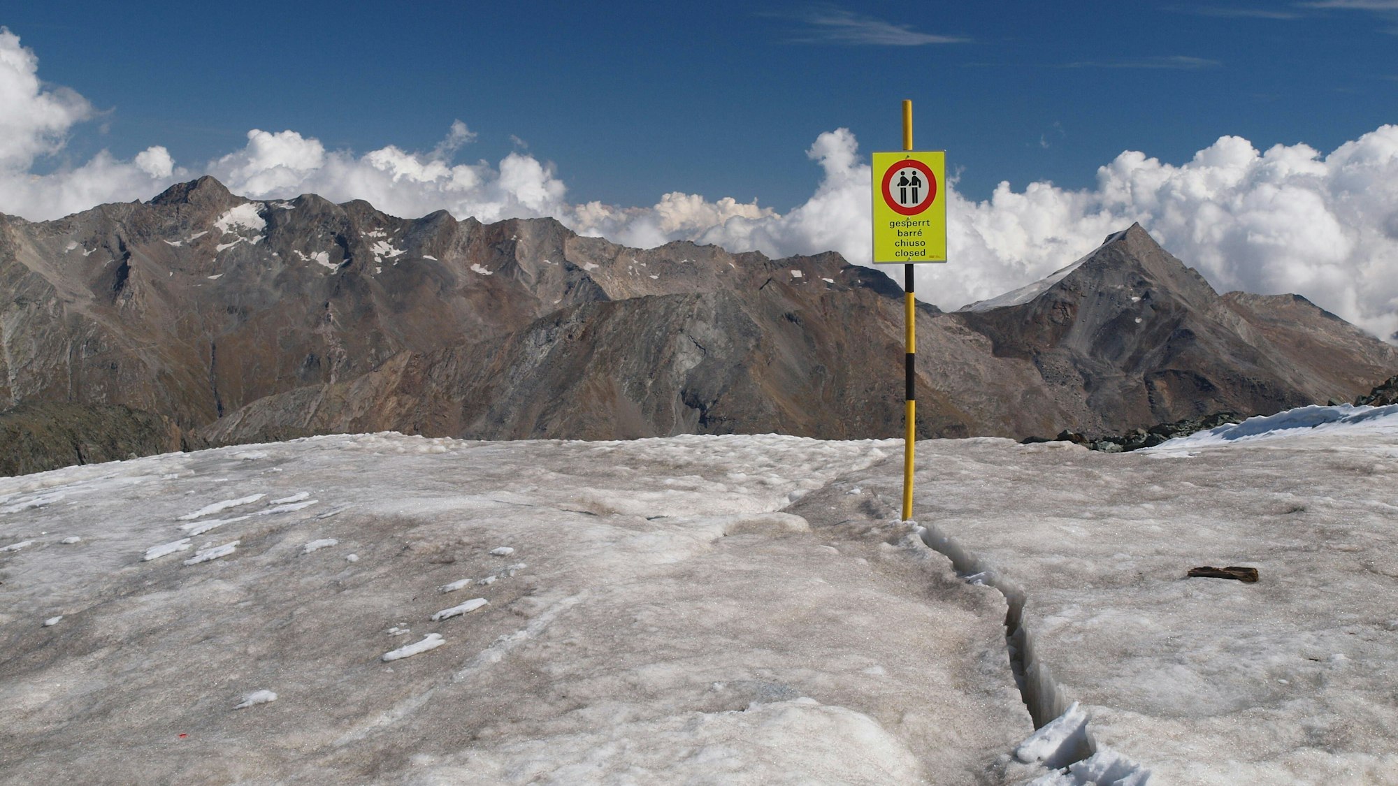 Auf dem Feegletscher im Schweizer Kanton Wallis war ein Wanderer in eine Spalte abgestürzt.