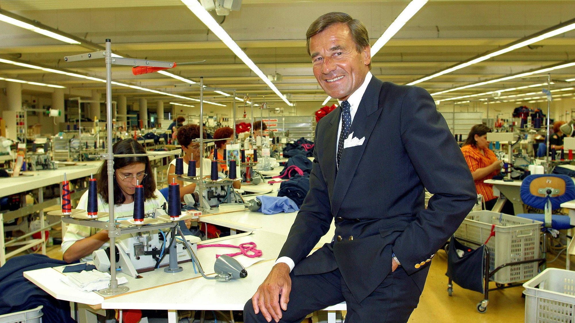 Wolfgang Grupp in der Trigema-Produktion in Burladingen: Der Unternehmer galt über Jahrzehnte als Gesicht des Familienbetriebs und zeigte sich stets nah an der Belegschaft.