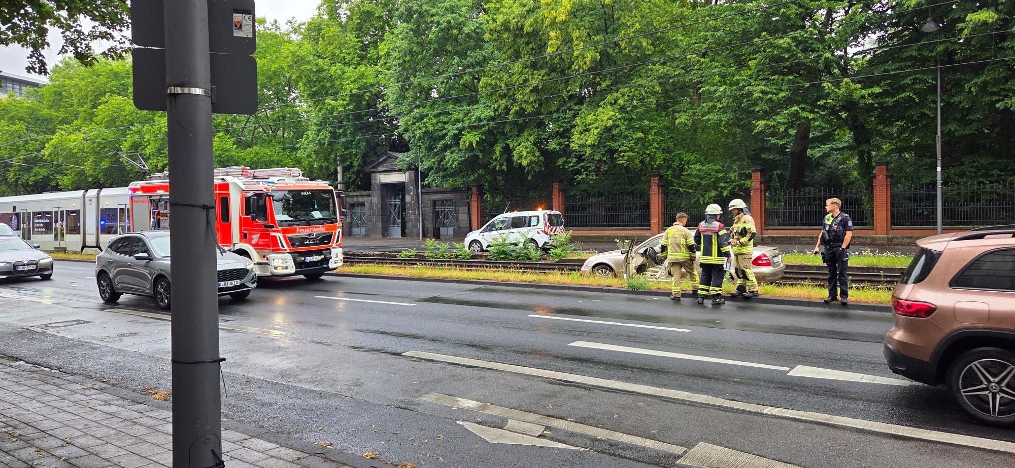 Die Kölner Feuerwehr ist am Montagmorgen (7. Juli) auf der Aachener Straße im Einsatz.