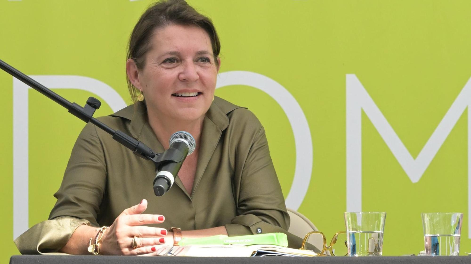 Husch Josten liest beim Festival „Literatur am Dom“ 2025 in Altenberg aus ihrem Roman „Die Gleichzeitigkeit der Dinge“.