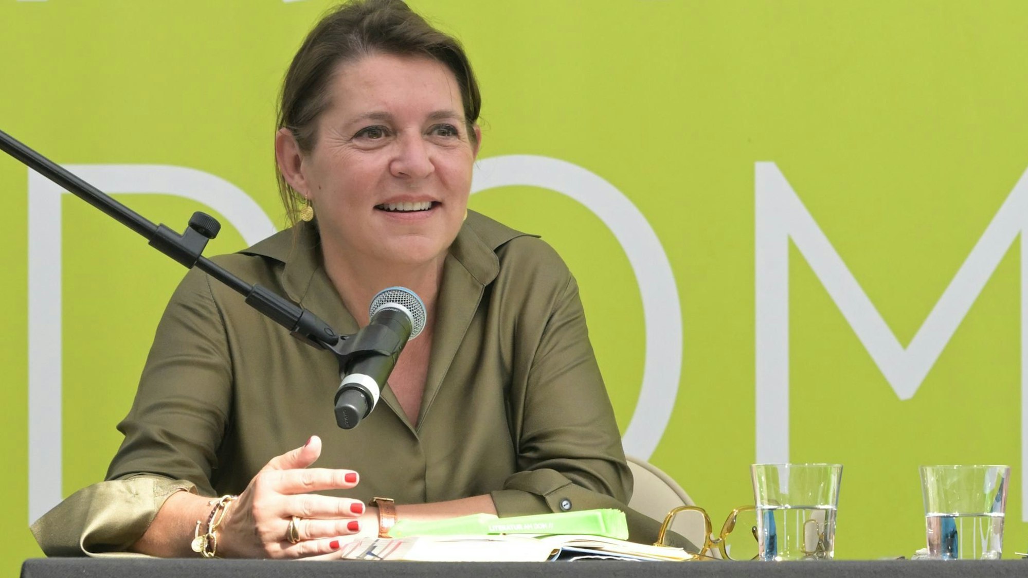 Husch Josten liest beim Festival „Literatur am Dom“ 2025 in Altenberg aus ihrem Roman „Die Gleichzeitigkeit der Dinge“.