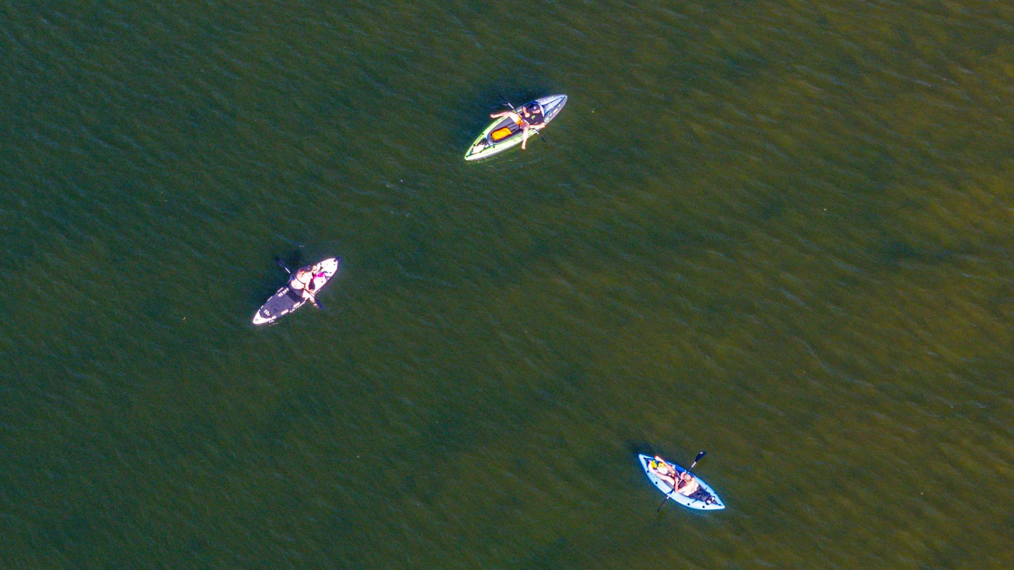Paddelbootfahrer erfrischen sich auf einem See, sie sind in einer Luftaufnahme zu sehen.