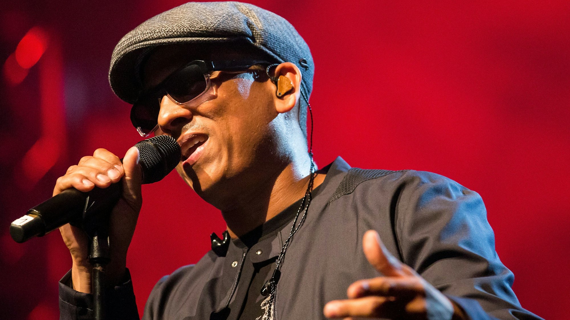 Das Bild zeigt den Sänger Xavier Naidoo bei einem Auftritt. (Archivbild)