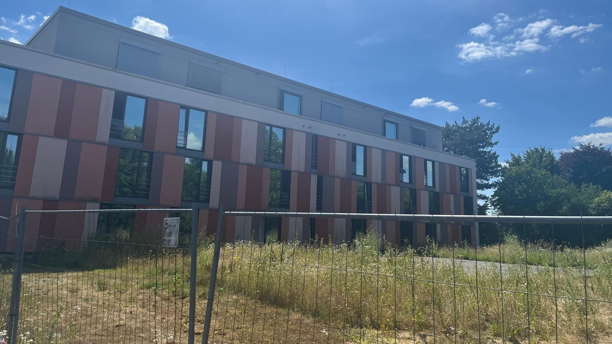 Die Wiese hinter dem Altbau ist bereits mit Bauzäunen abgesichert.