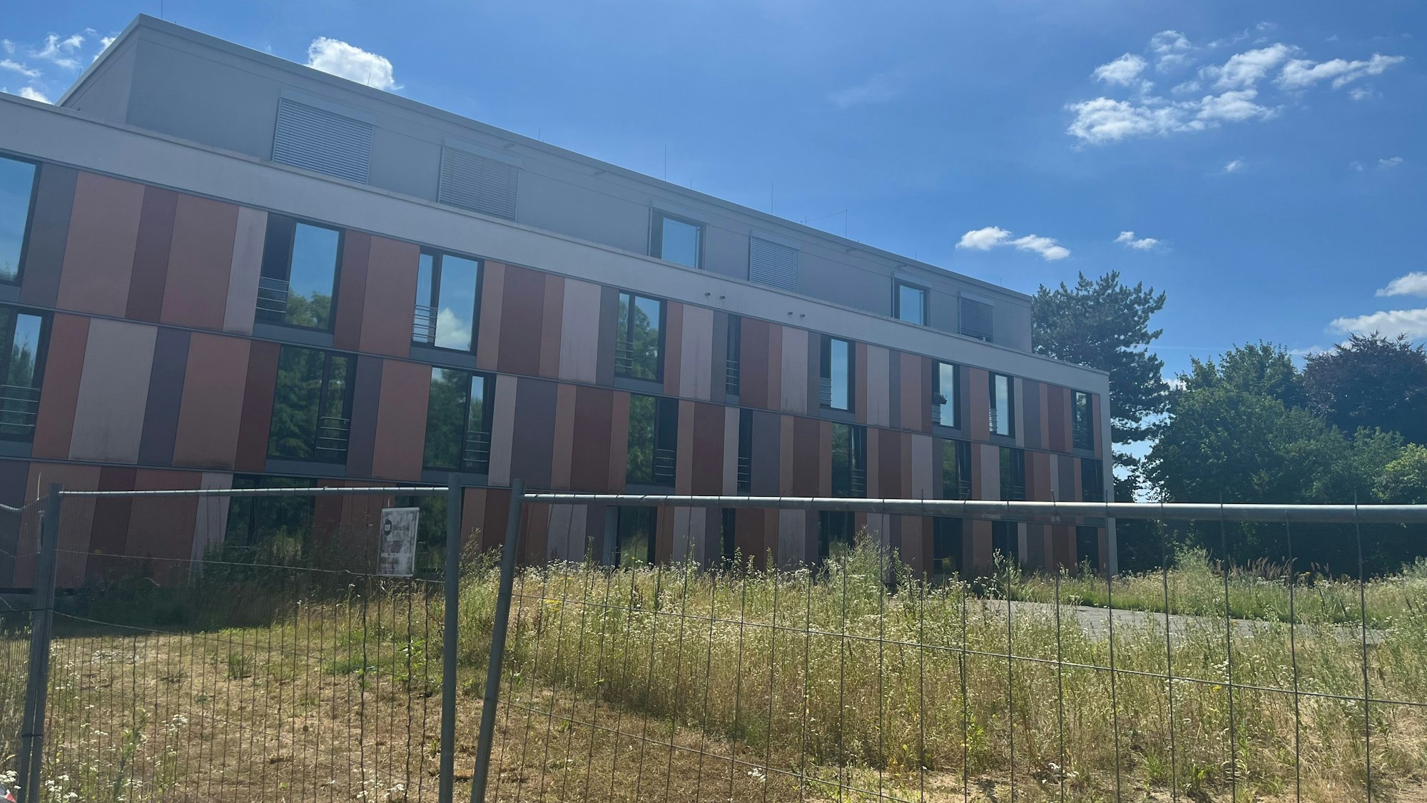 Die Wiese hinter dem Altbau ist bereits mit Bauzäunen abgesichert.