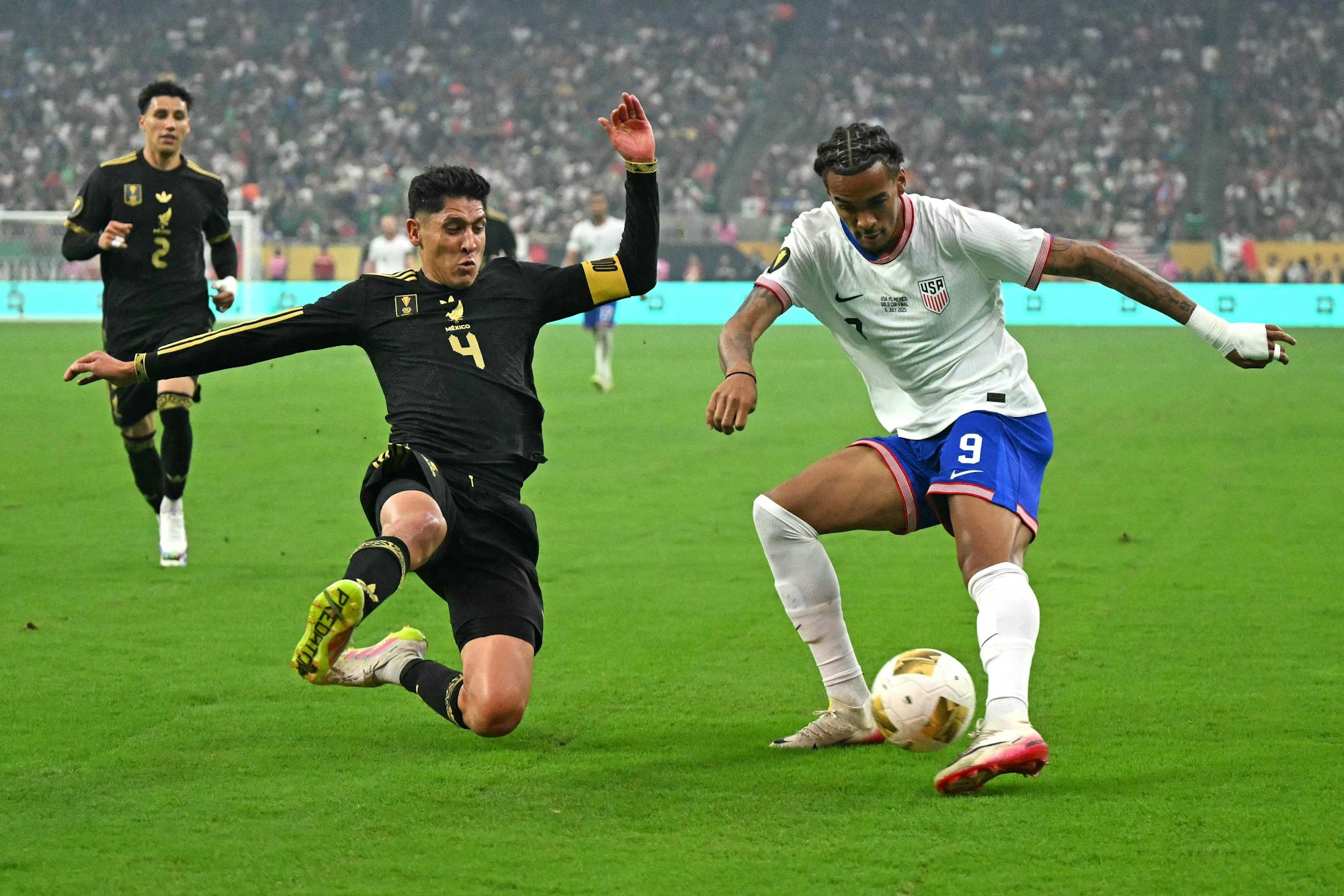 Mexico's midfielder #04 Edson Alvarez fights for the ball with United States' forward #09 Damion Downs during the Concacaf Gold Cup final football match between Mexico and USA at NRG Stadium in Houston, Texas on July 6, 2025. (Photo by Chandan Khanna / AFP)