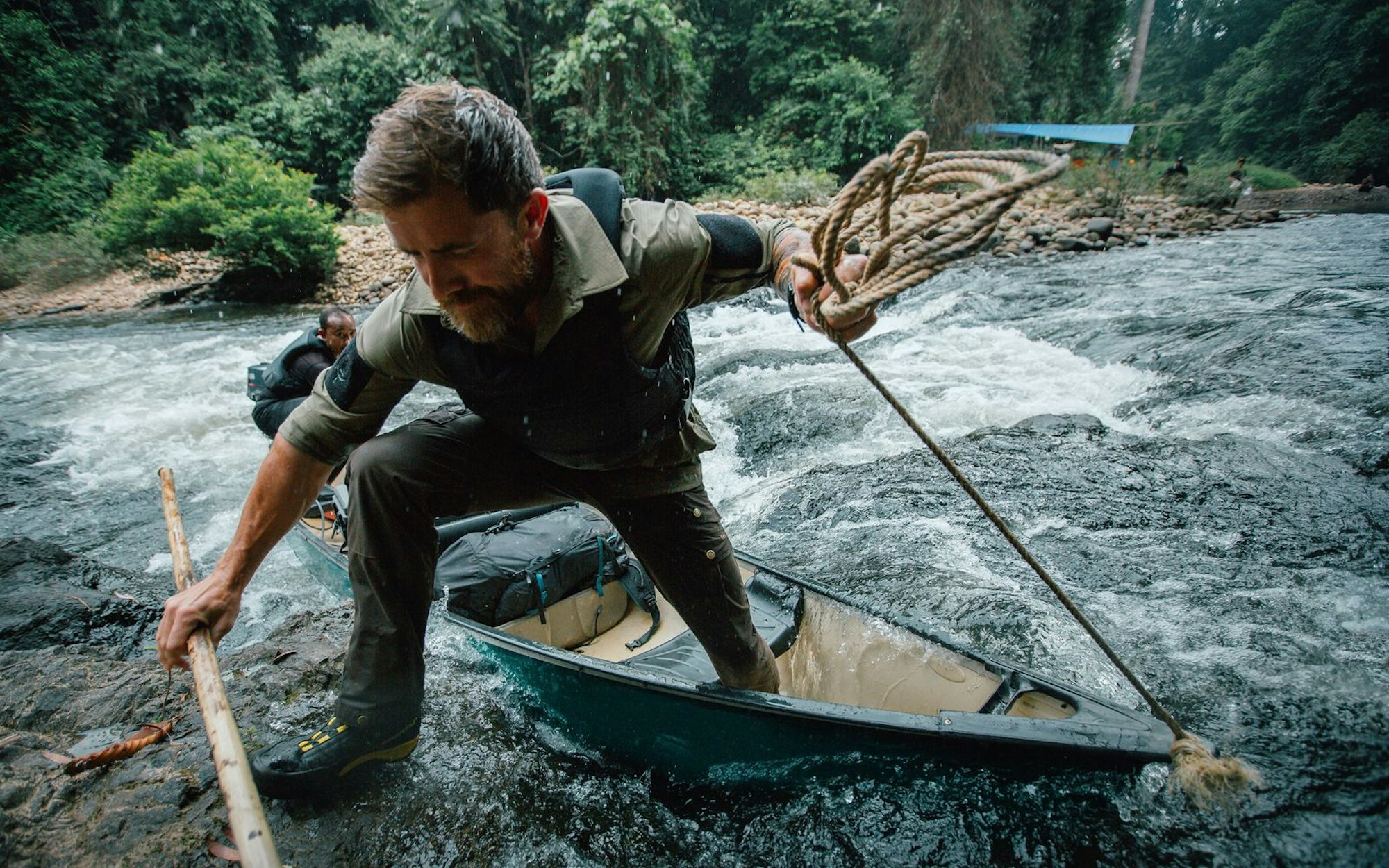 Für ihre Mission ist Aldo Kane (Foto) und Co. keine Mühe zu groß. In „Wilde Welt“ führt der Ex-Marine-Kommandant den Fluss hinauf durch den malaysischen Regenwald. Nachdem der nicht gerade gut gesichert ist, kentert das Boot später mitsamt Equipment. Die abenteuerlustigen Tierfilmer lassen sich davon aber nicht entmutigen. (Bild: Apple TV+)