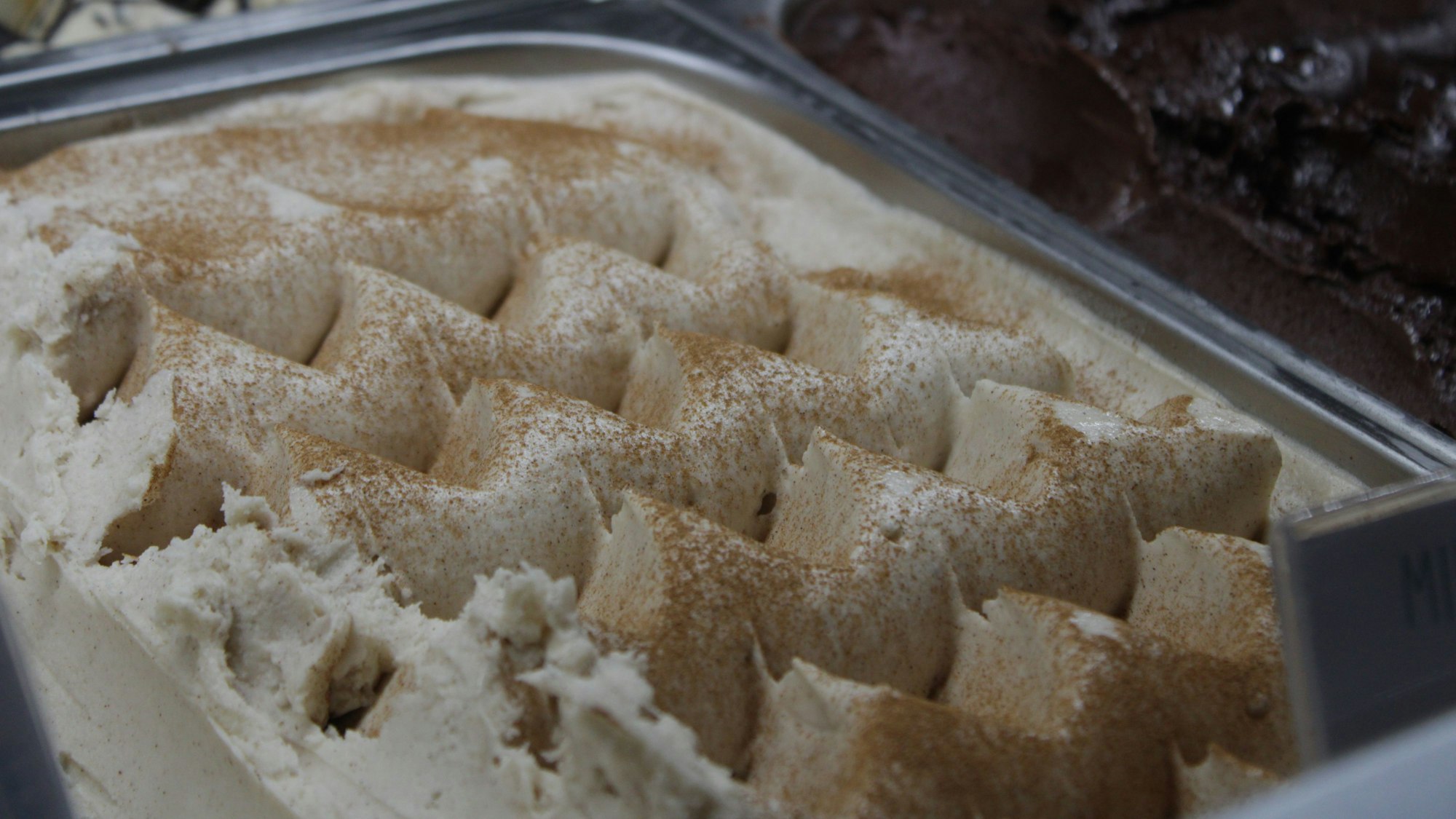 Mit Zimt bestreute Eiscreme in der Auslage.