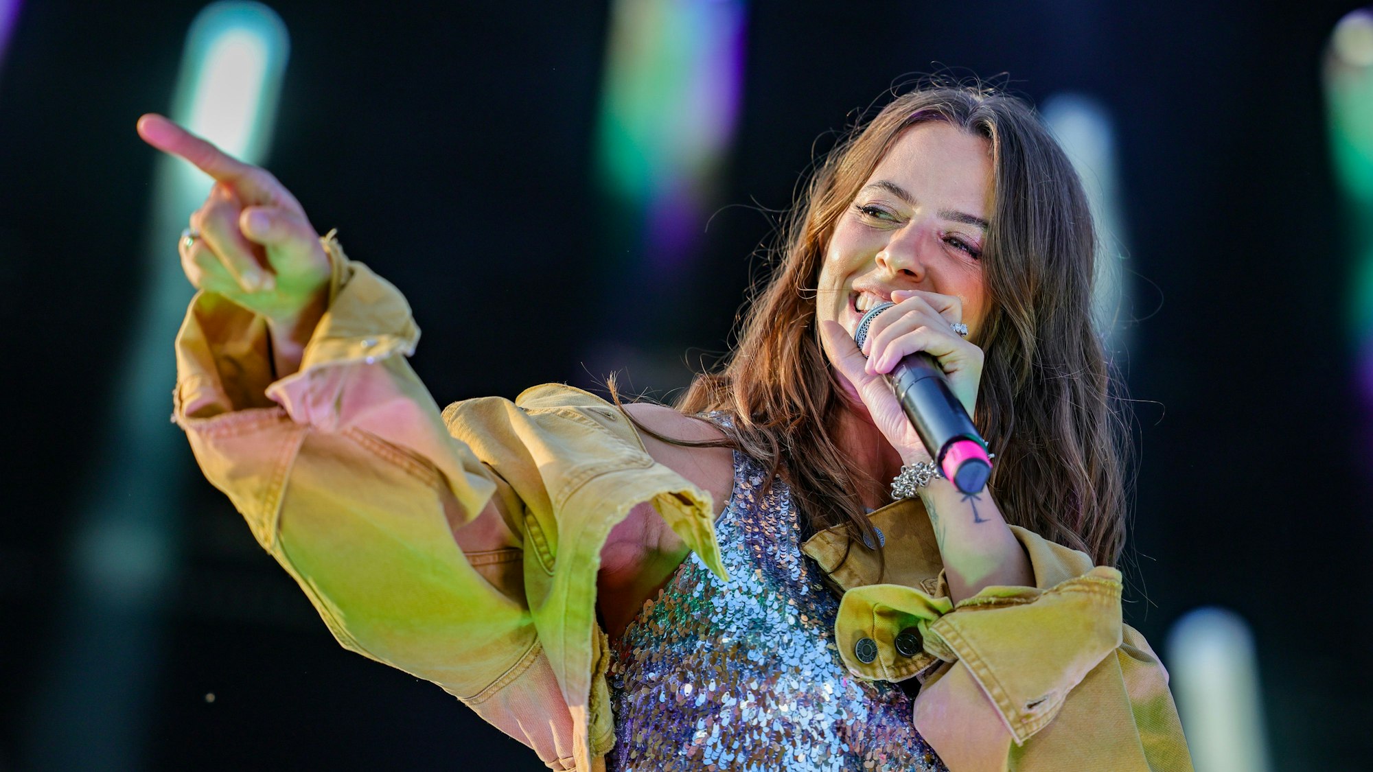 14.06.2025, Nordrhein-Westfalen, Oberhausen: Sängerin Vanessa Mai tritt beim Festival Inselfieber auf. Foto: Christoph Reichwein/dpa +++ dpa-Bildfunk +++