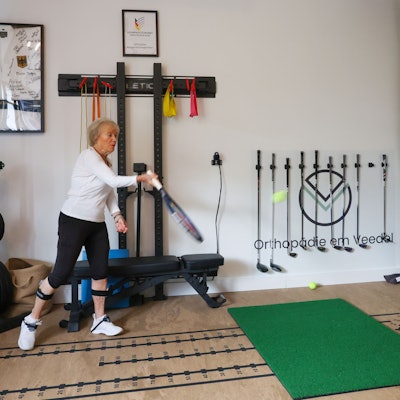 Doris Pöttgen schlägt im Sportslab mit einem Tennisschläger Bälle an die Wand.