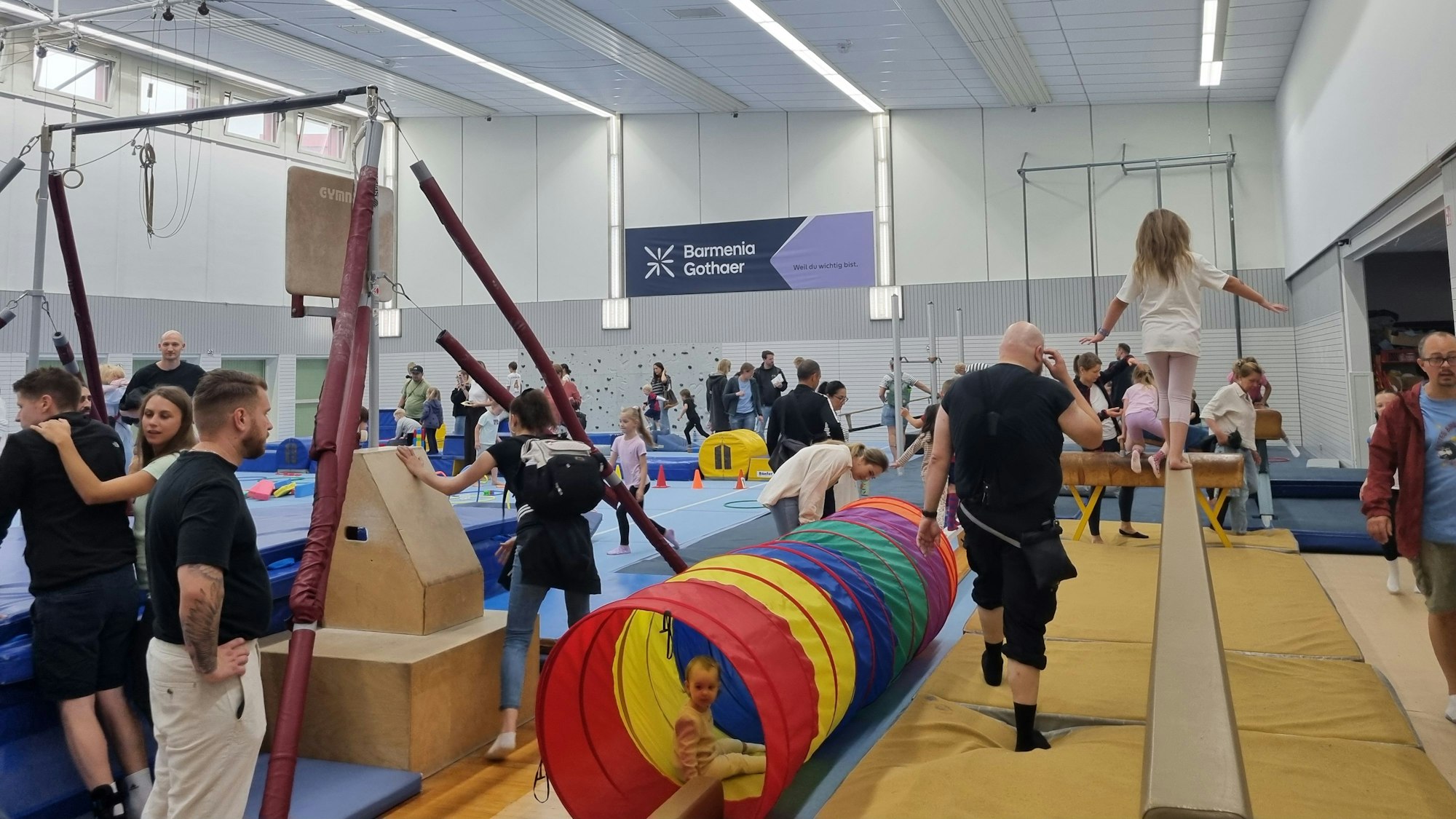 Der TSV Bayer 04 verlegte die Angebote wegen des Regens nach drinnen.