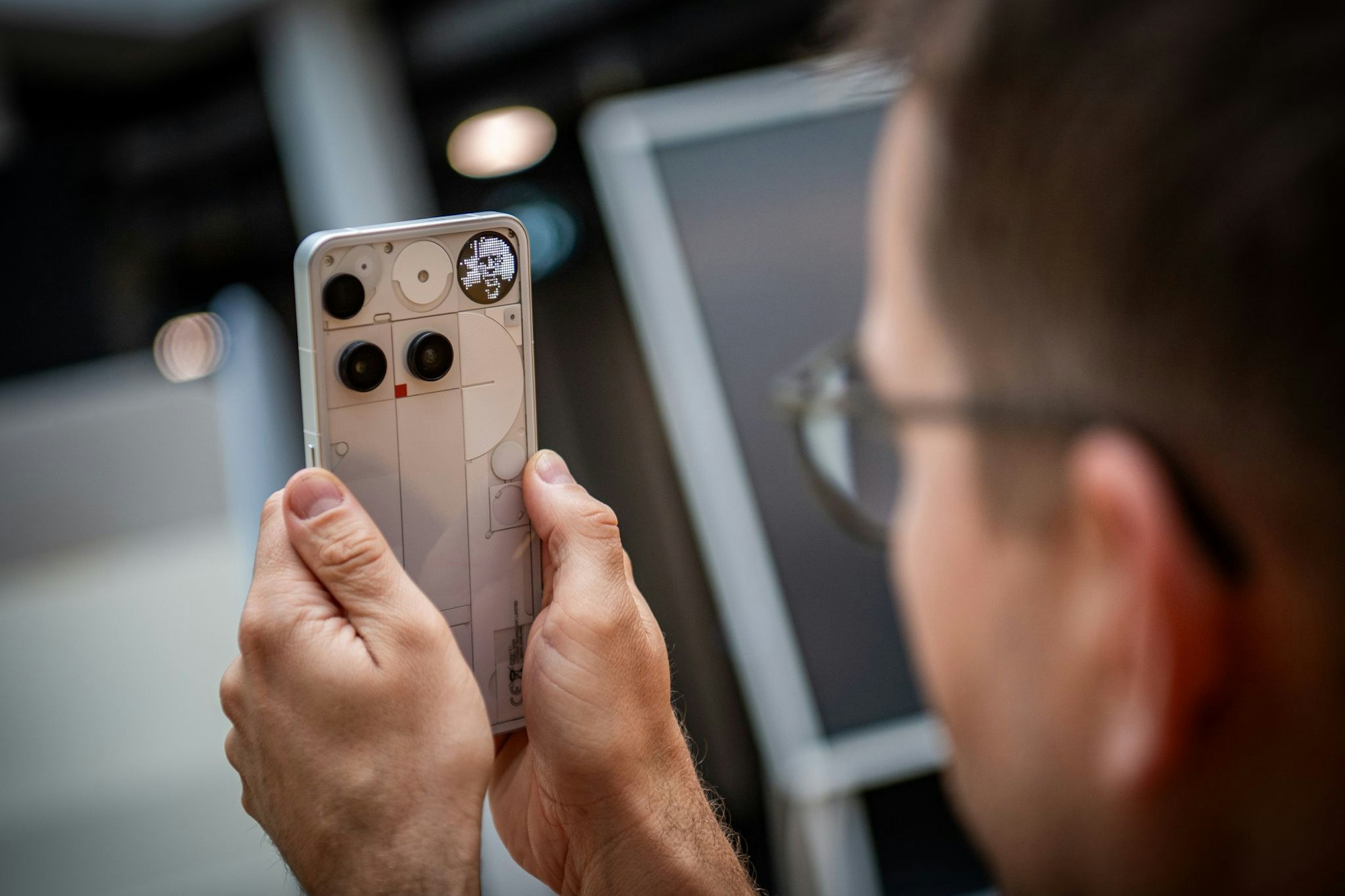 Passt das Selfie? Mit der Glyph-Matrix kann man einen pixeligen Spiegel für das perfekte Selbstporträt nachbilden.