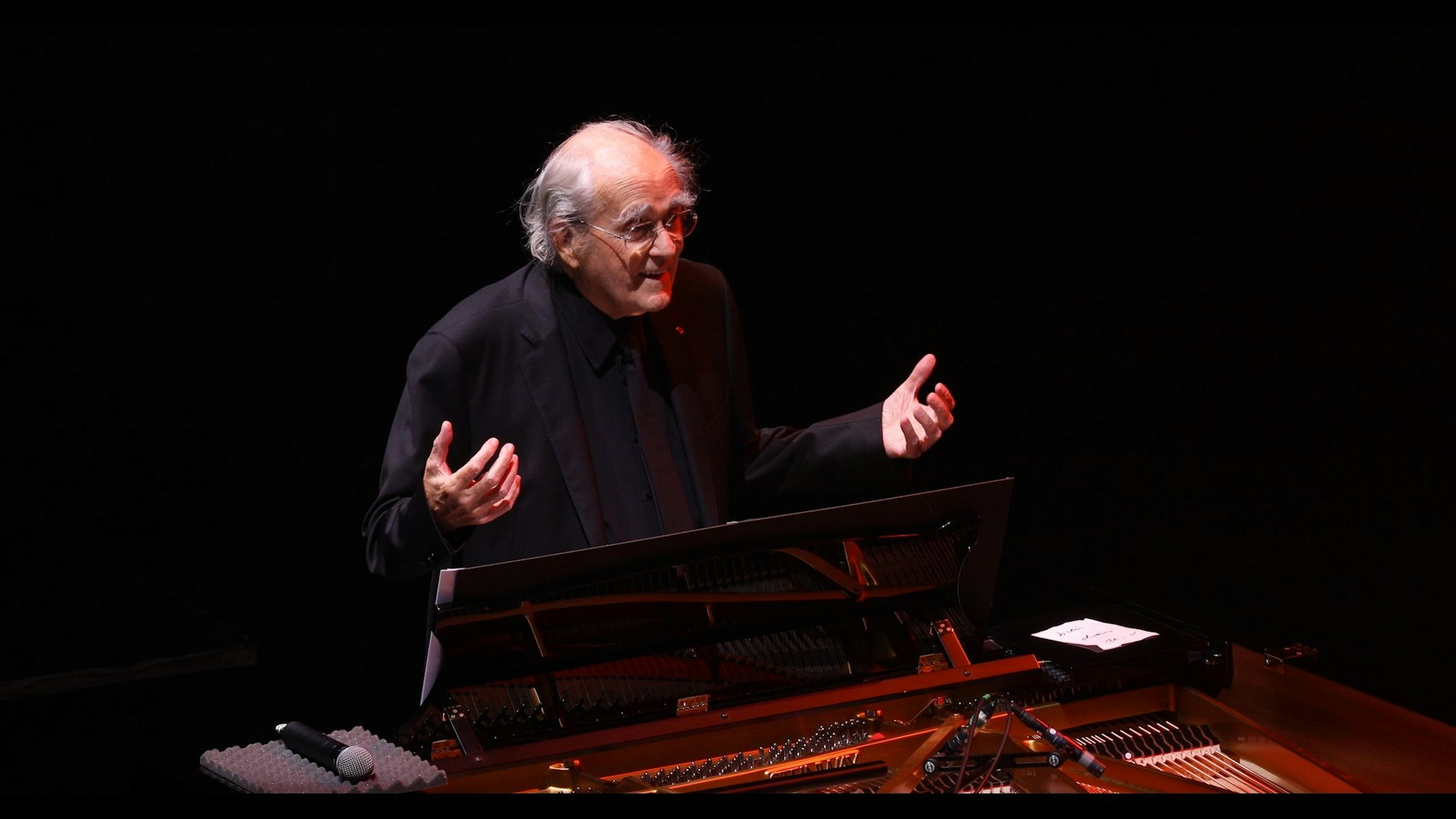 Michel Legrand steht vor einem Klavier.