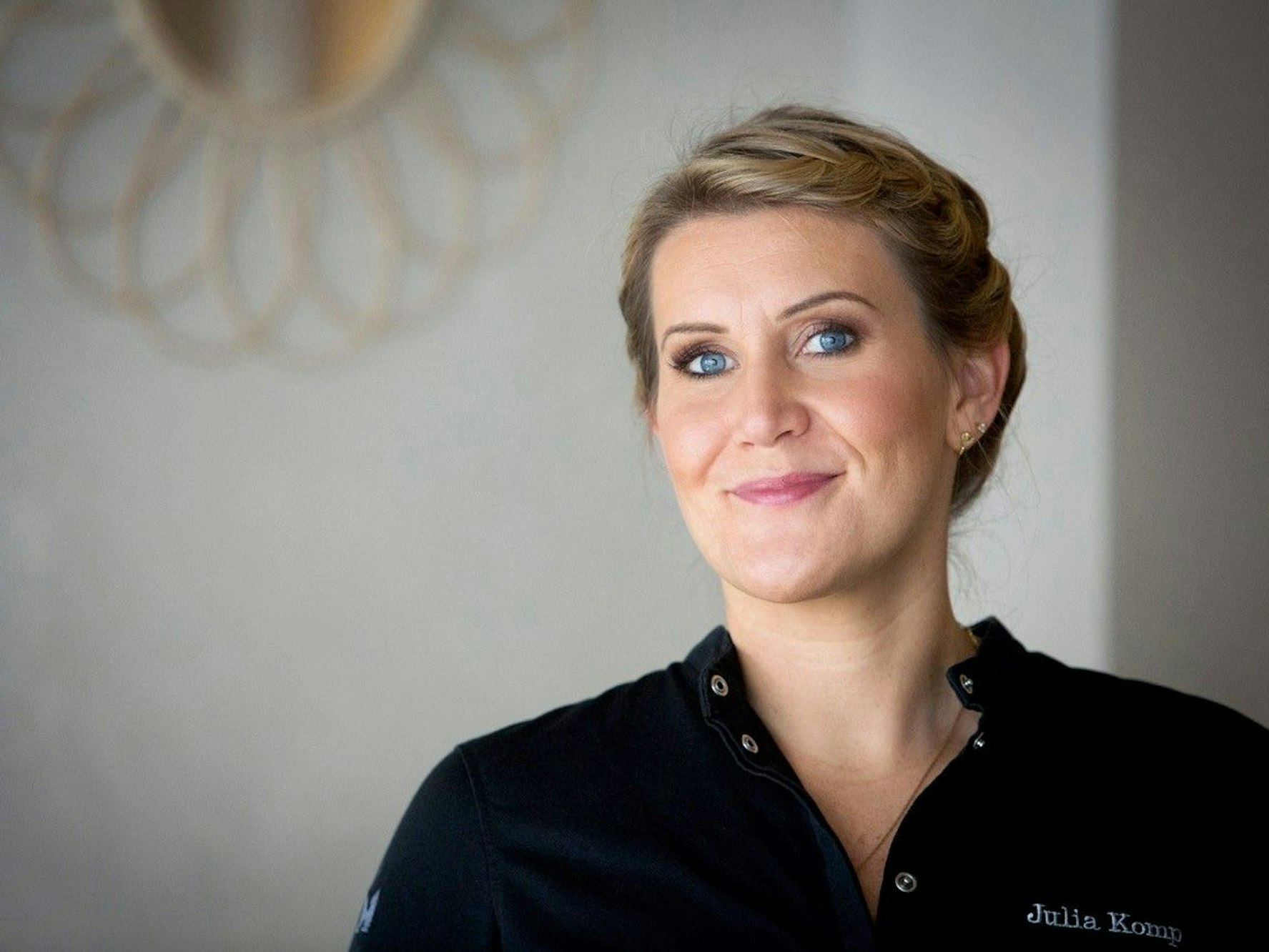 Julia Komp in schwarzer Kochjacke im Porträt.