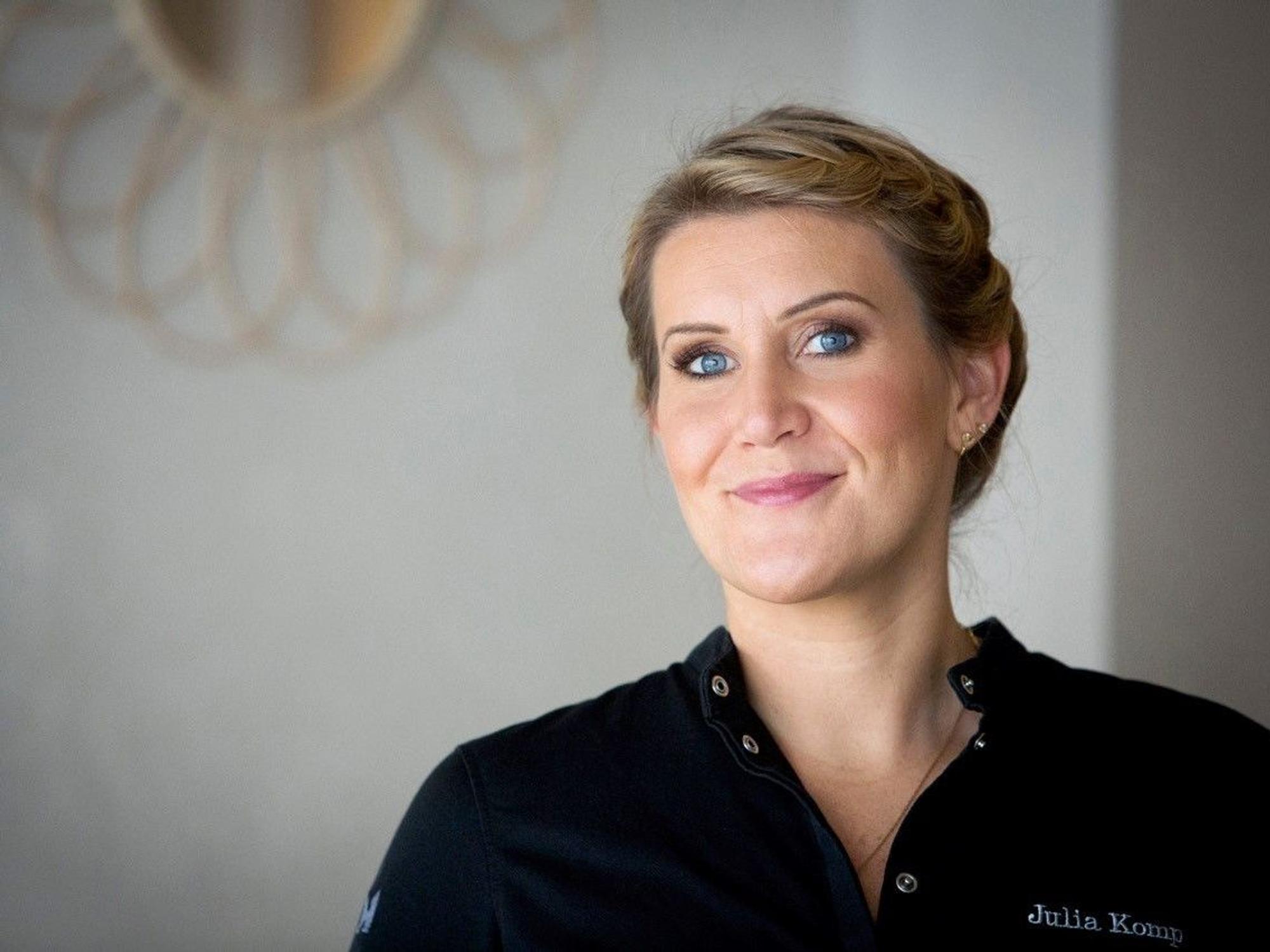 Julia Komp in schwarzer Kochjacke im Porträt.