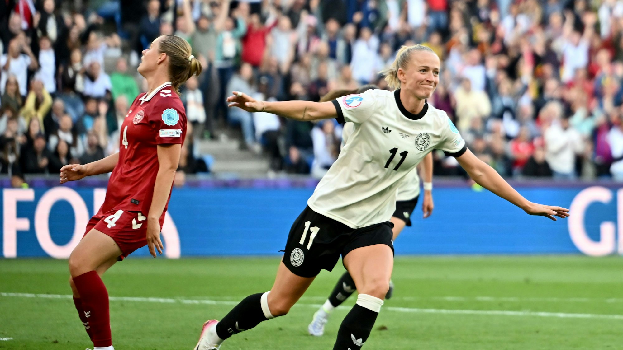 Lea Schüller bejubelt ihr Tor zum 2:1.