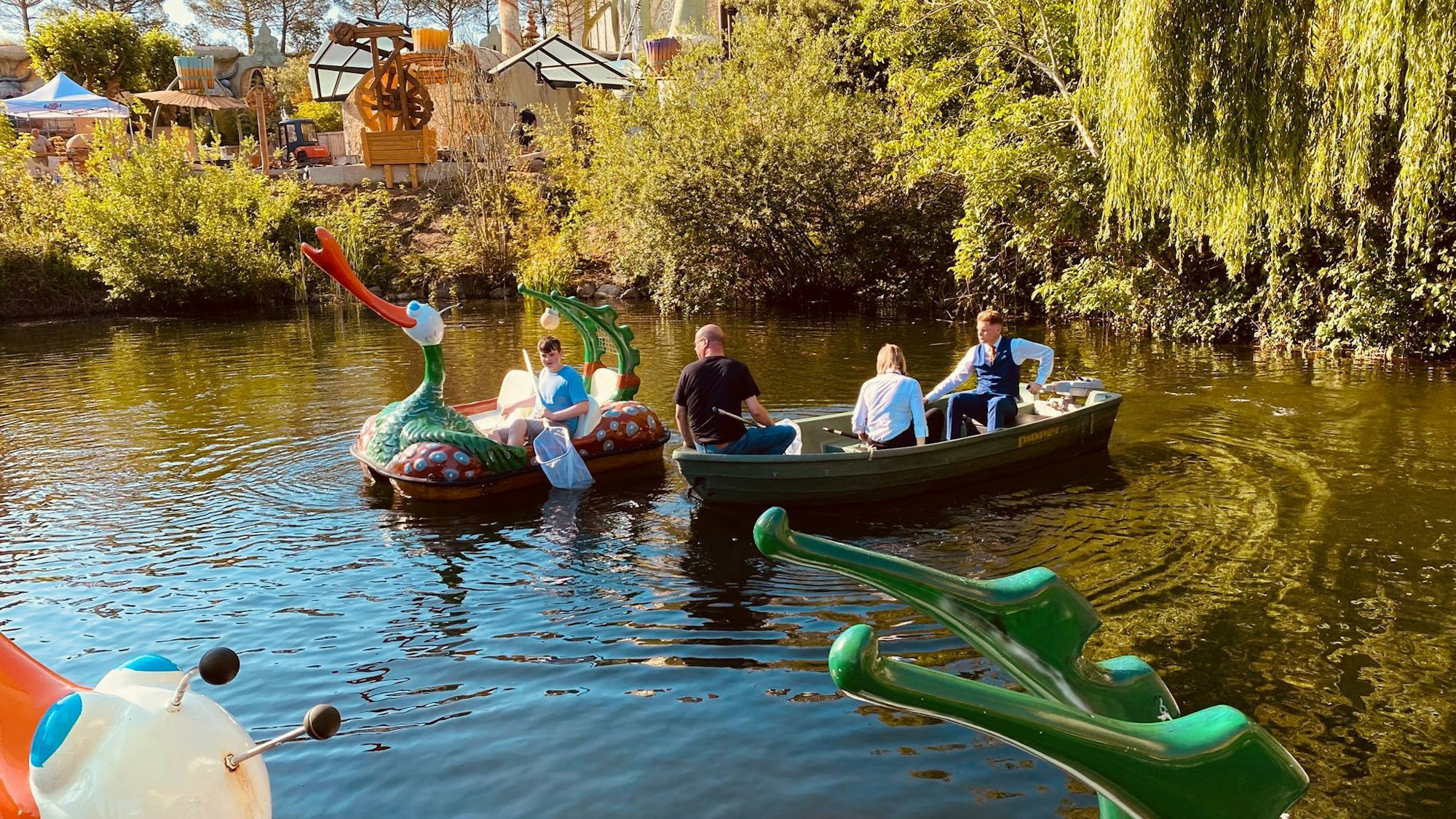 Die Tierretter auf dem See im Phantasialand im Einsatz