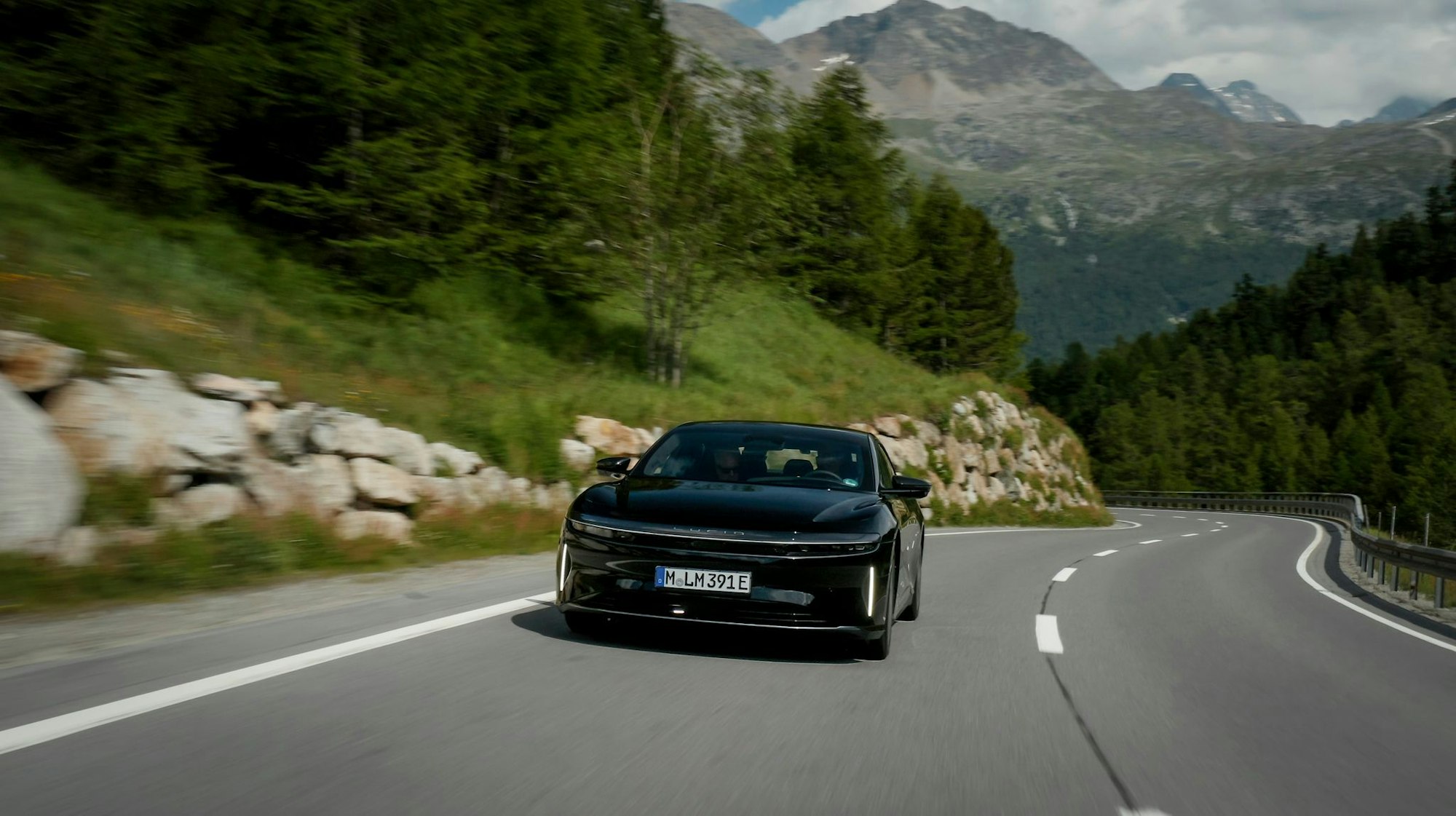 Das Elektroauto von Lucid auf der Fahrt durch die Alpen - mit einer Elektroladung kam es so weit wie noch kein anderes Auto auf den Straßen.