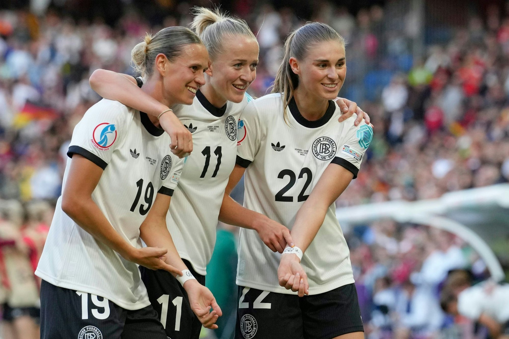Die deutschen Fußballerinnen erinnern an ihre verletzte Kapitänin Giulia Gwinn.