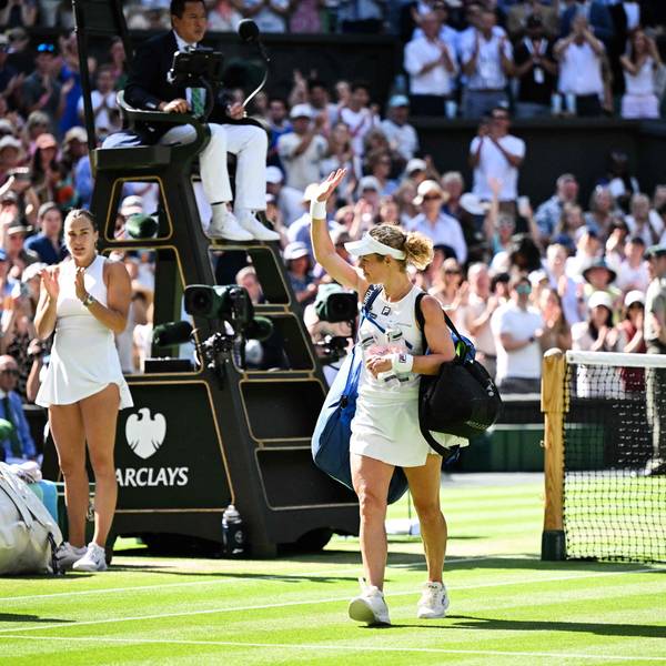 Laura Siegemund verlässt winkend das Feld.