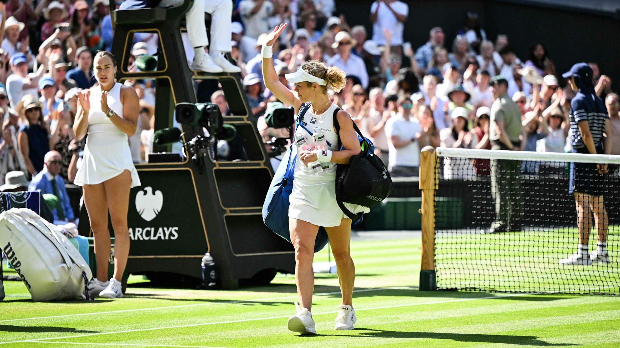 Laura Siegemund verlässt winkend das Feld.