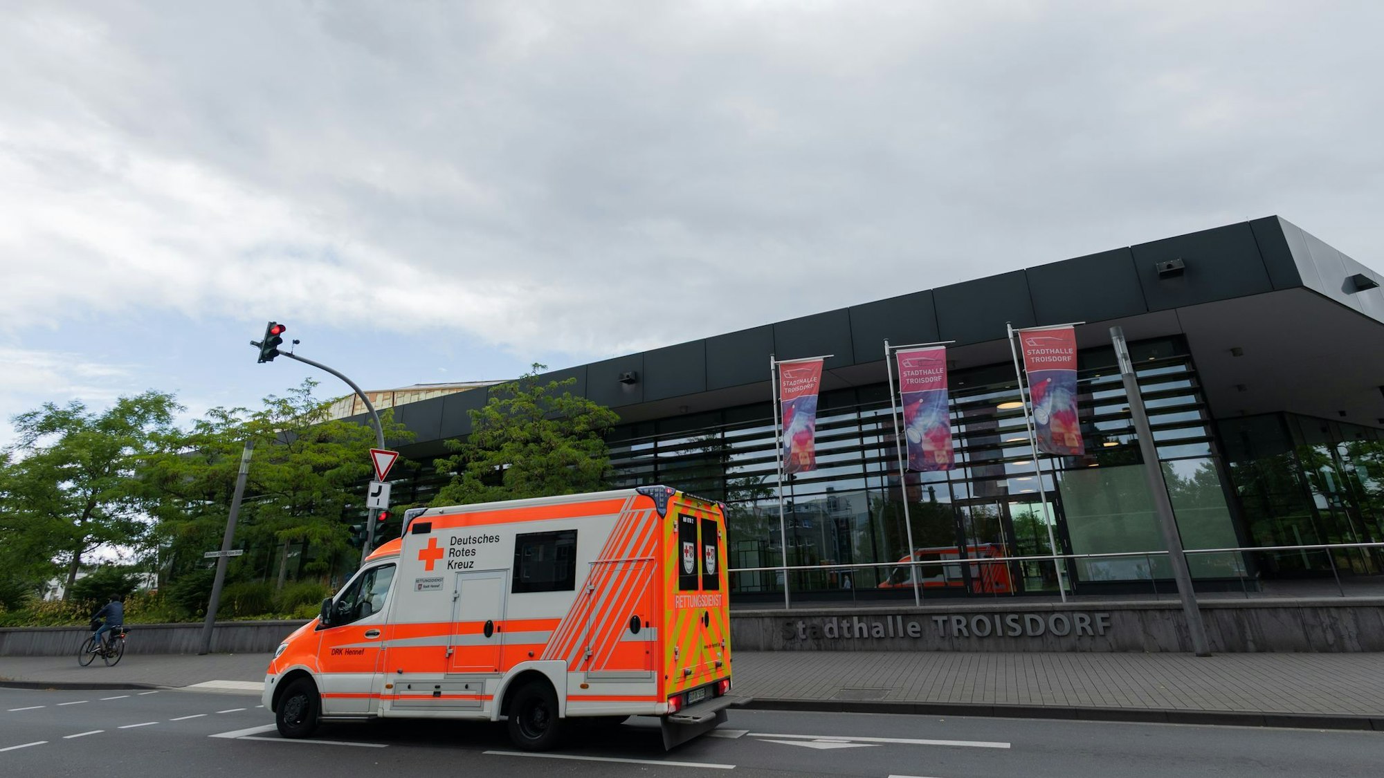Ein Rettungswagen fährt an der Stadthalle in Troisdorf vorbei. (Symbolbild)