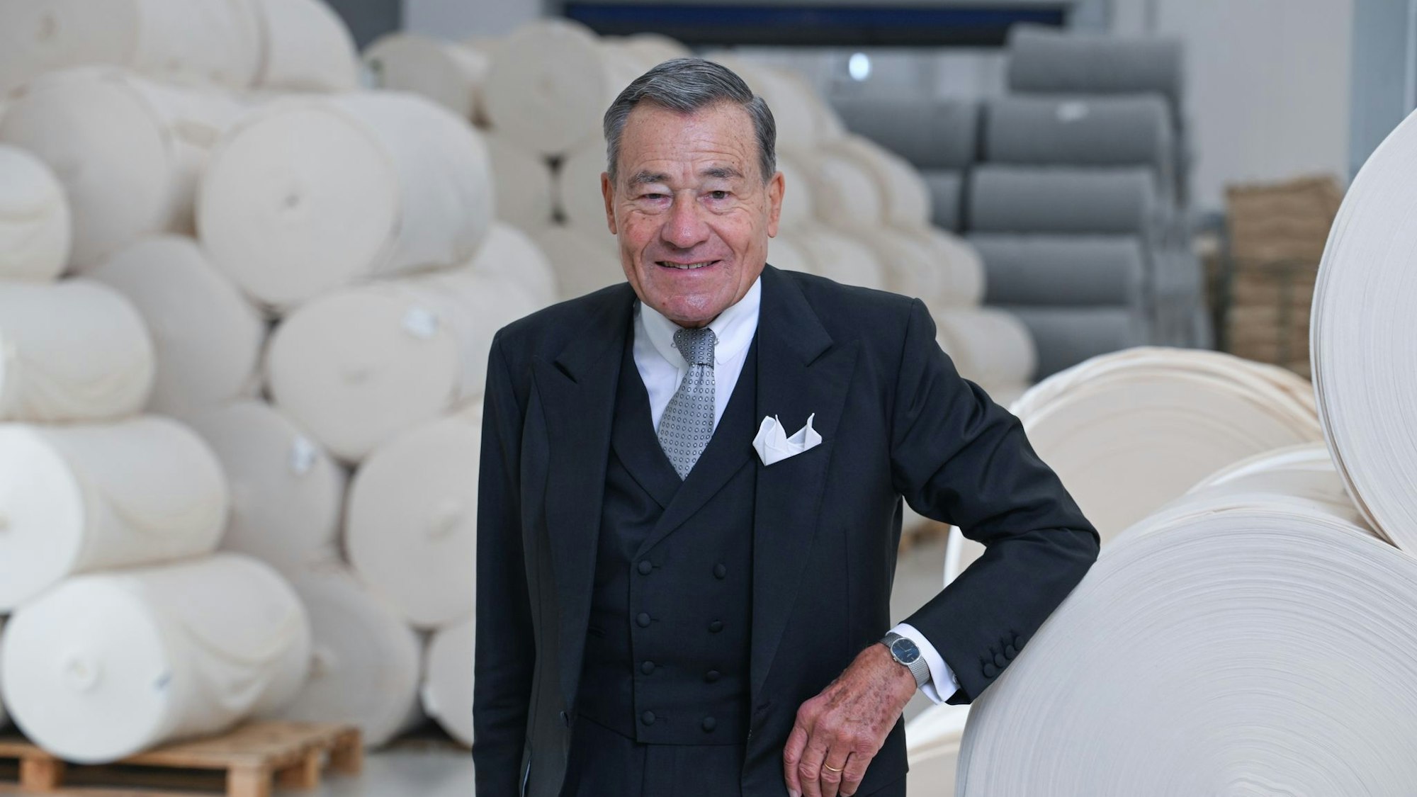 Wolfgang Grupp senior steht in seiner Firma.