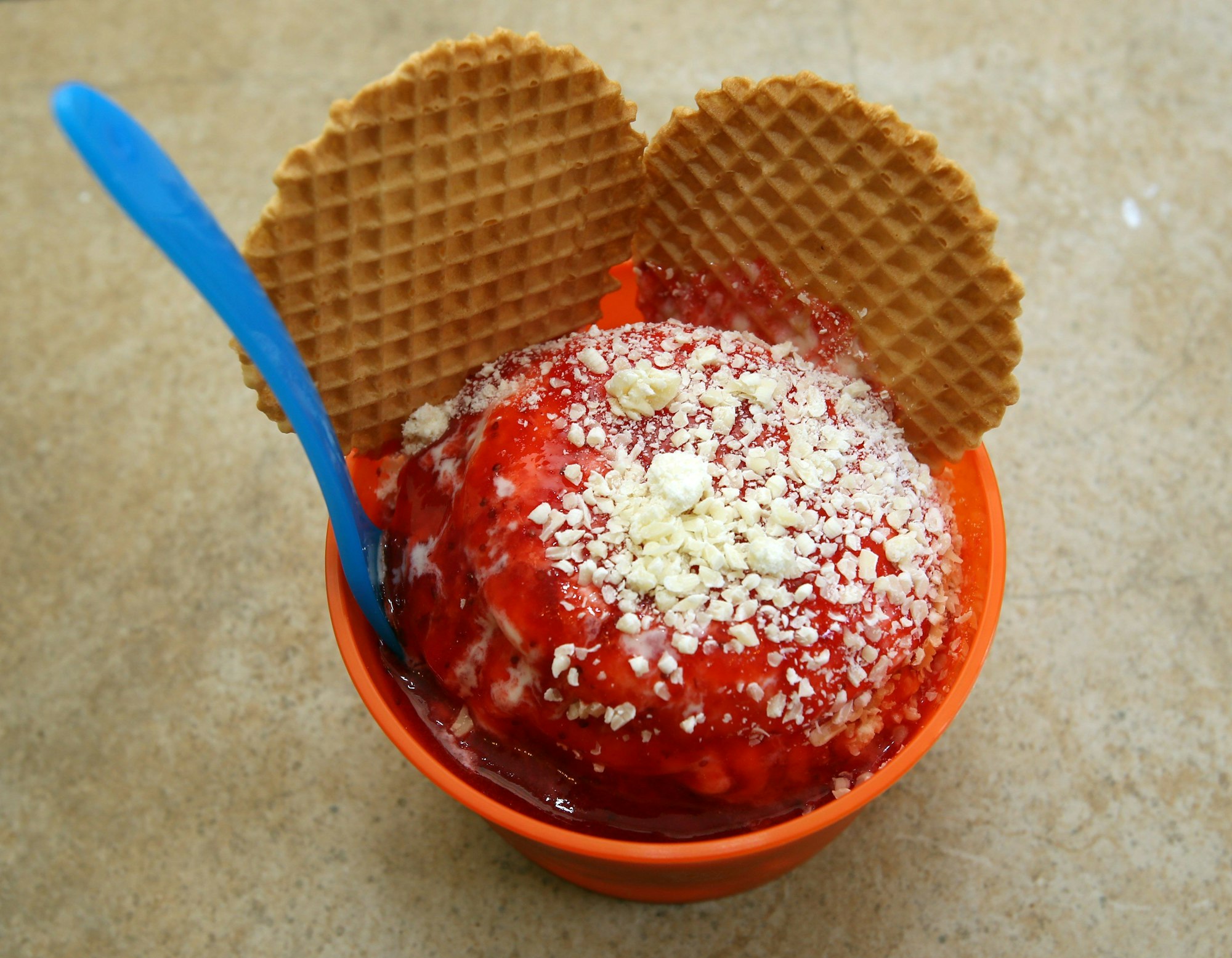 Ein Eisbecher in der Eisdiele Panciera.