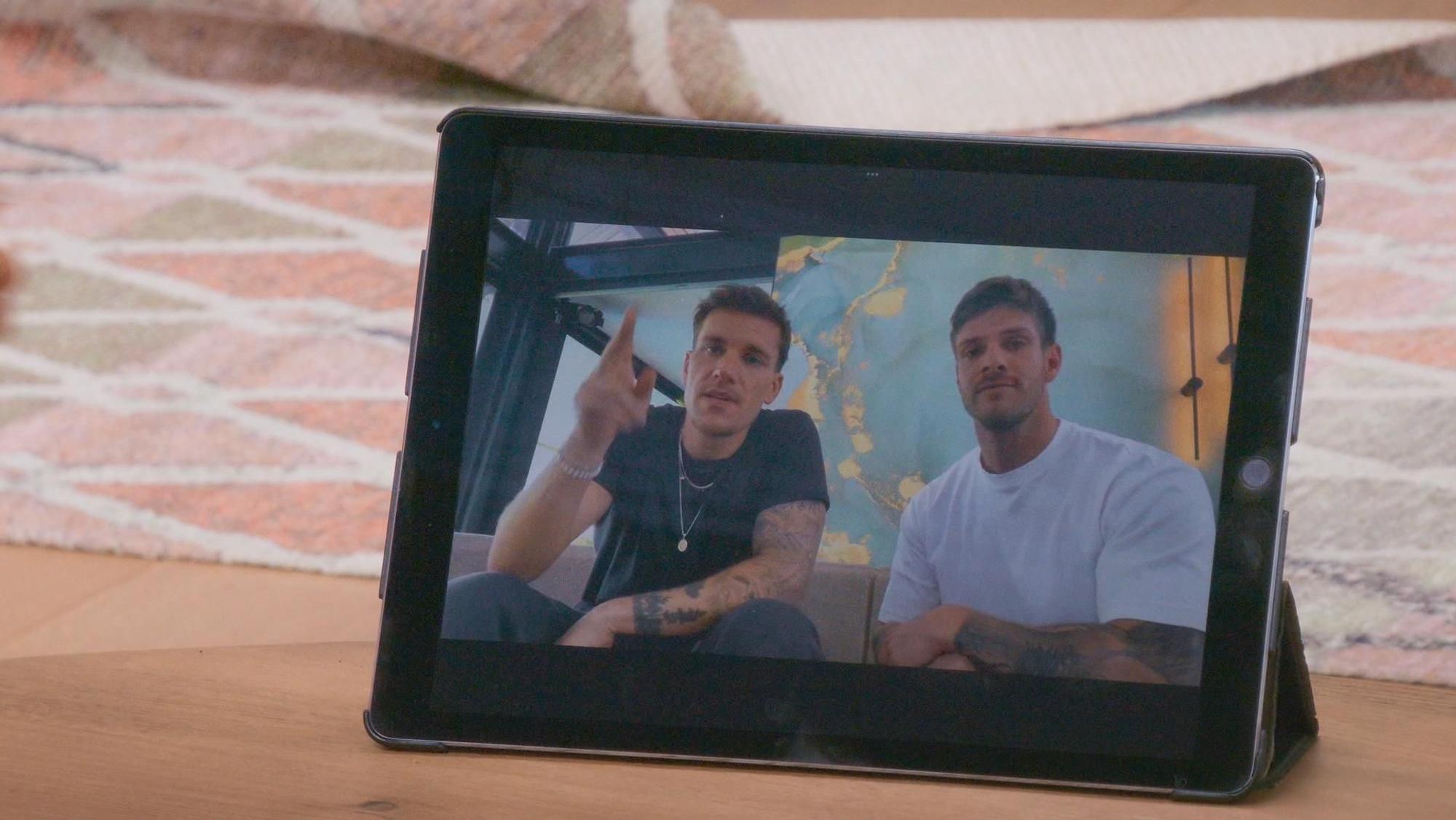 Per Videobotschaft laden beide „Bachelors“ jeweils zum Einzeldate.