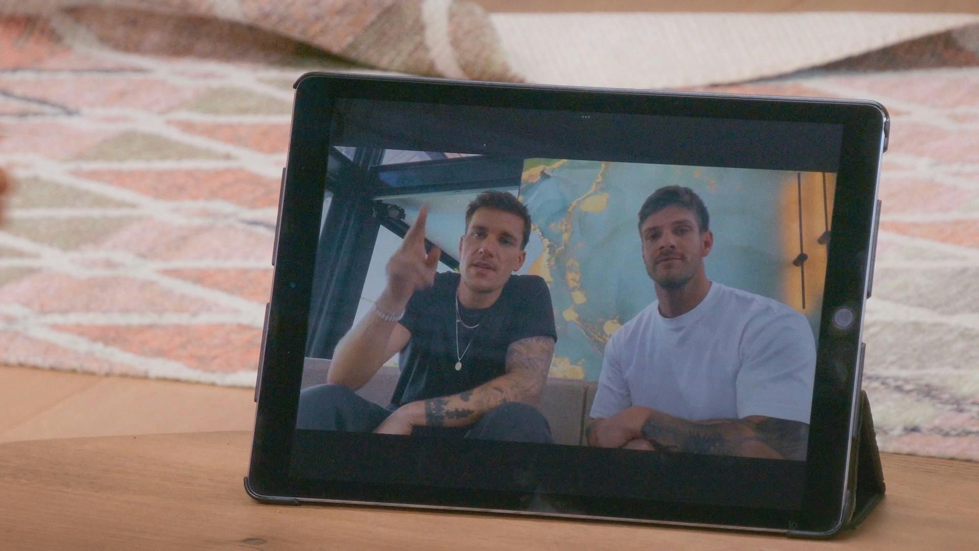 Per Videobotschaft laden beide „Bachelors“ jeweils zum Einzeldate.
