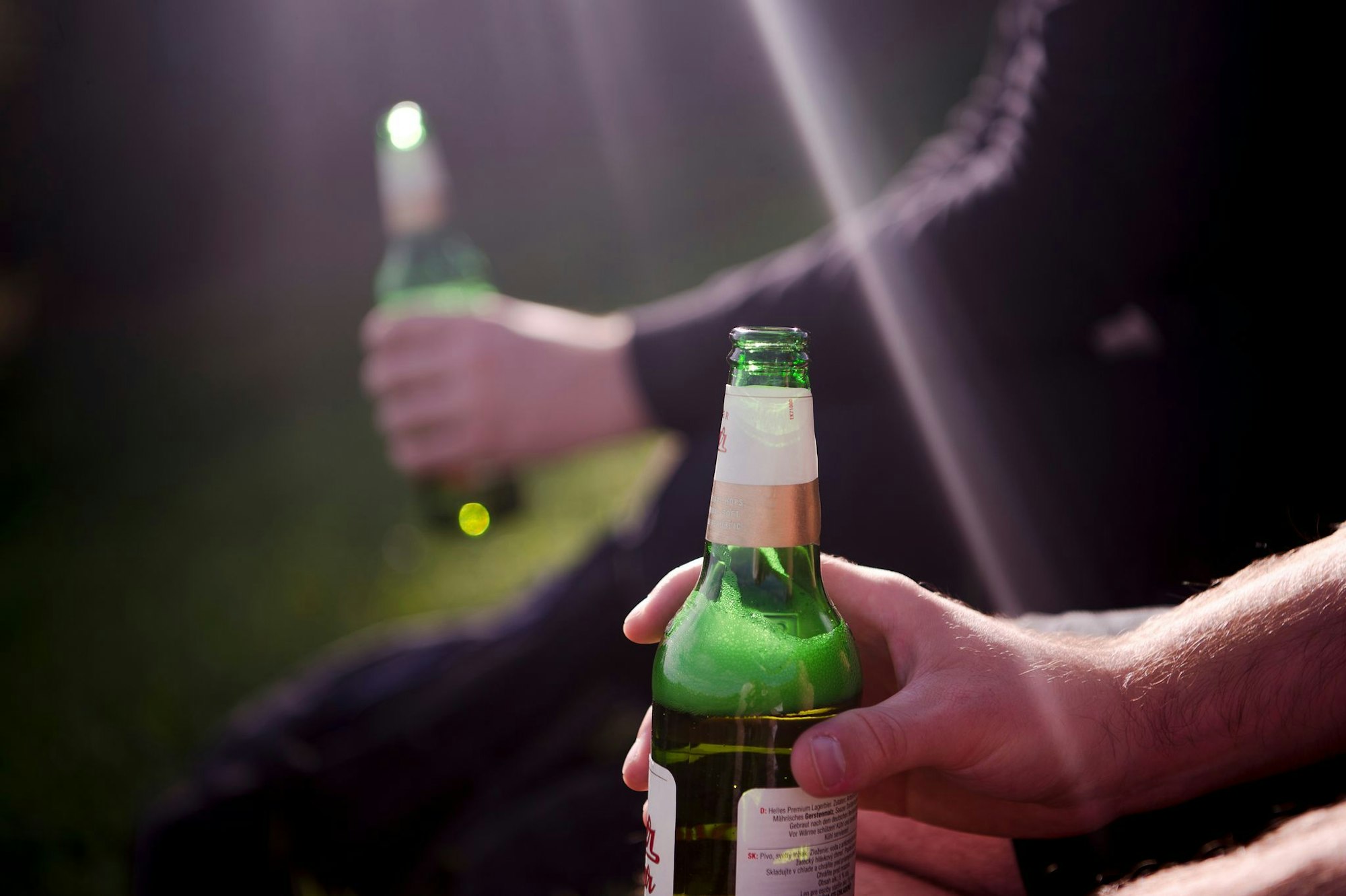Alkoholabhängigkeit trifft nicht nur die Betroffenen: Auch Angehörige können unter den Folgen leiden.