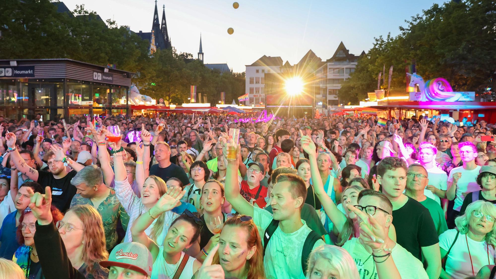 Beginn des Straßenfestes des Cologne Pride (CSD) in der Kölner Altstadt: Kasalla spielt auf der großen Bühne auf dem Heumarkt.