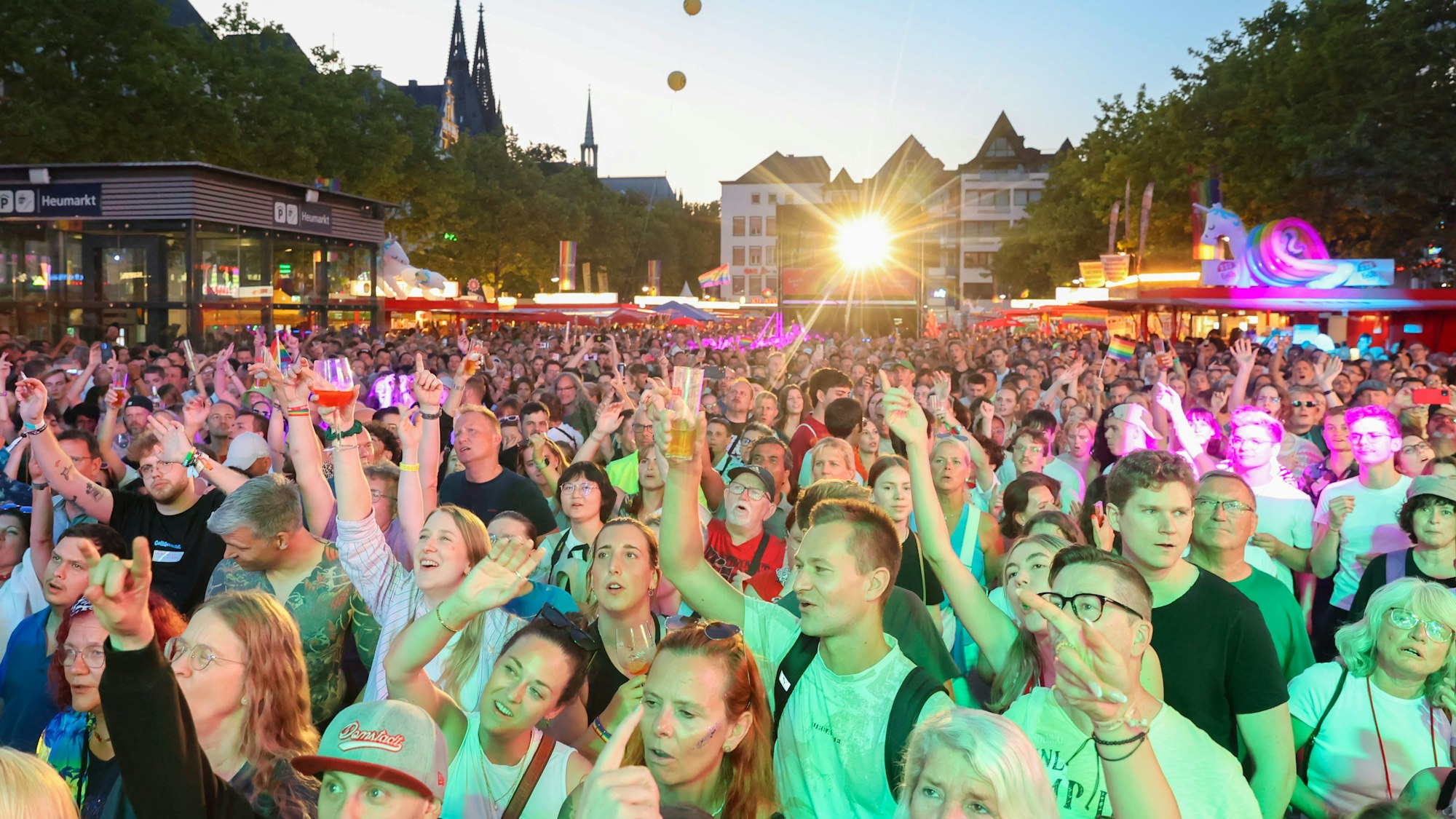 Publikum auf dem heumarkt während des CSD