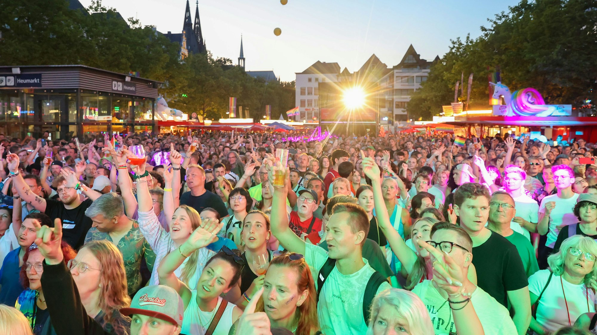 Beginn des Straßenfestes des ColognePride (CSD) in der Kölner Altstadt. Das Publikum jubelt.