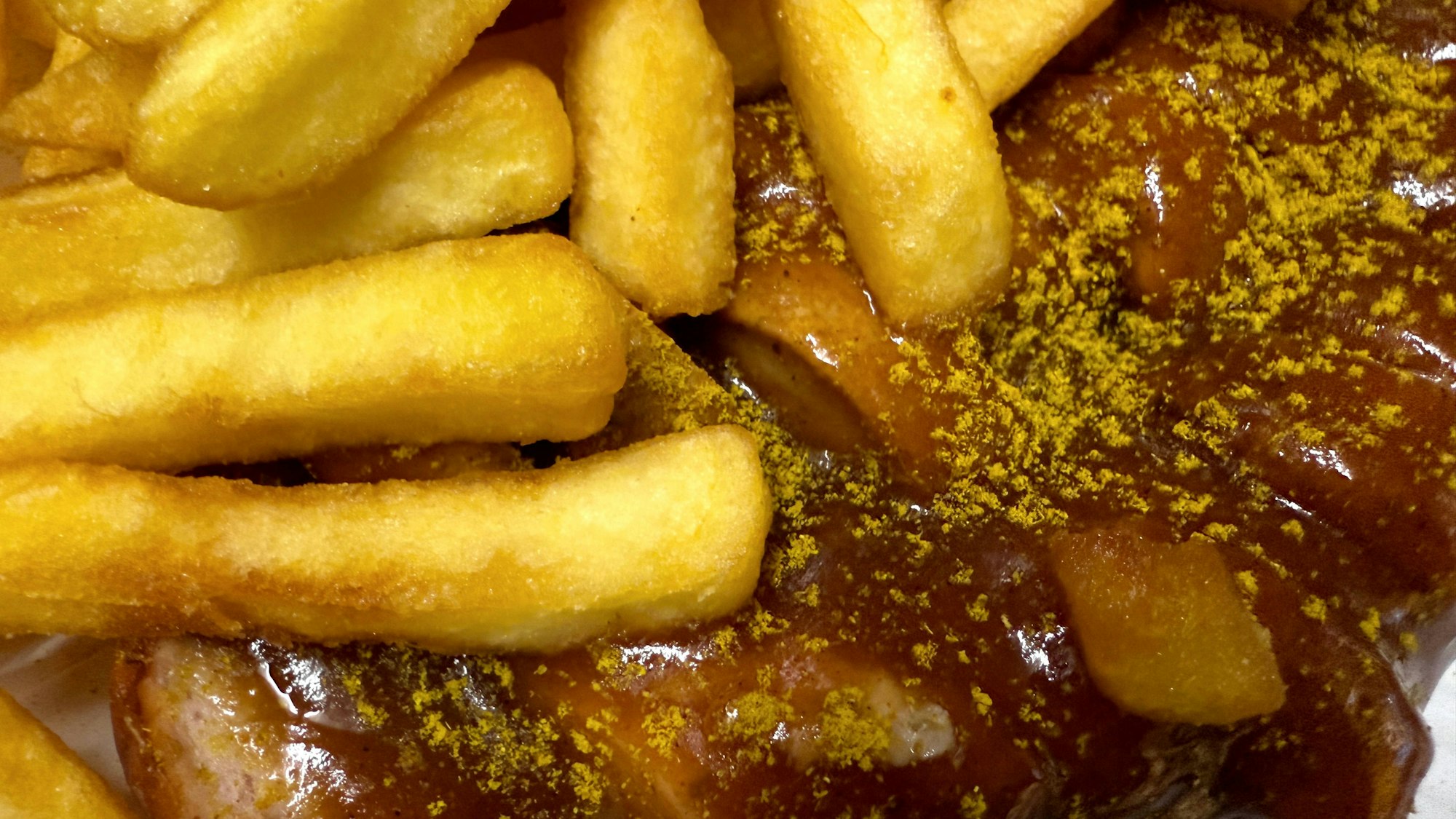 Currywurst und Pommes Nahaufnahme