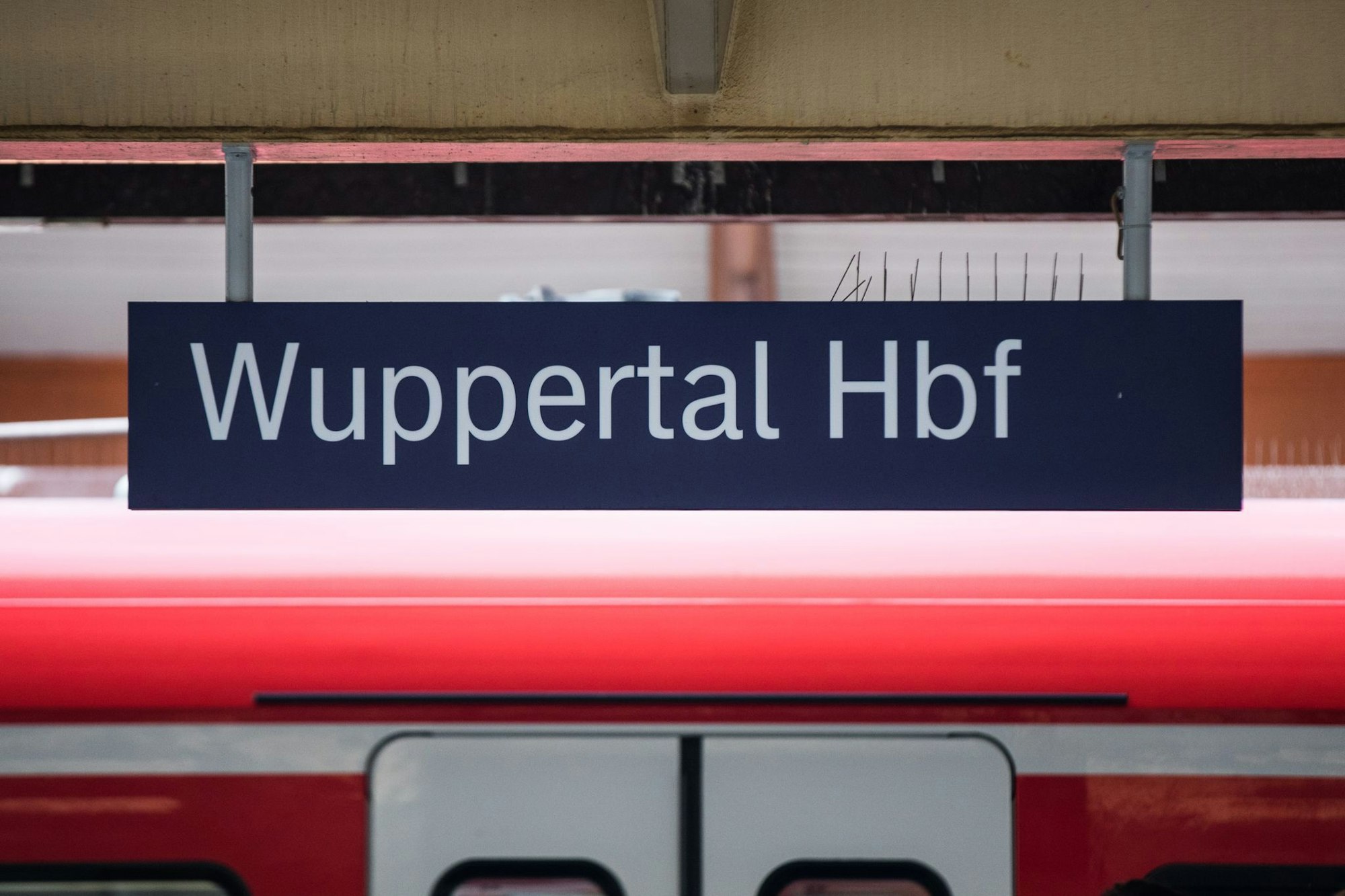 Fünf Monate lang wird Wuppertal im kommenden Jahr weitgehend vom Zugverkehr abgeschnitten sein - die Bahn baut. (Archivbild)