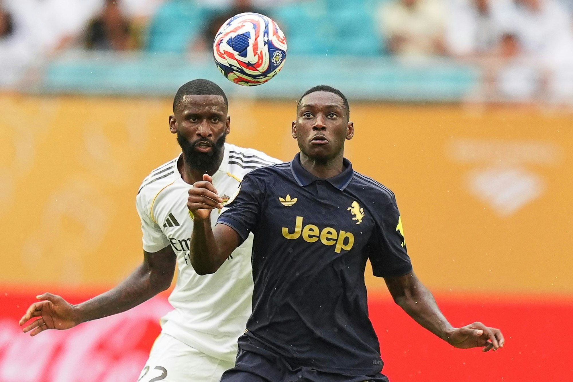 Immer eng am Mann: Antonio Rüdiger (l) im Zweikampf mit dem Ex-Frankfurter Randal Kolo Muani im Spiel gegen Juventus Turin.