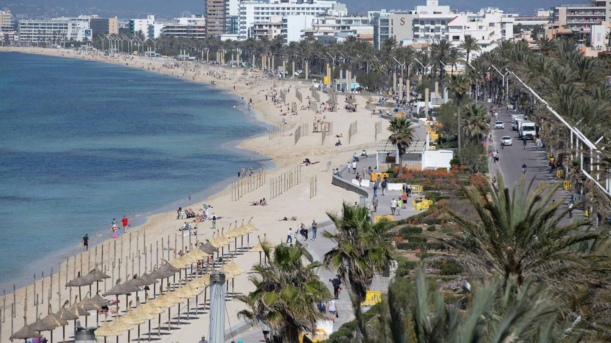 Blick auf den Strand Playa de Palma auf Mallorca.
