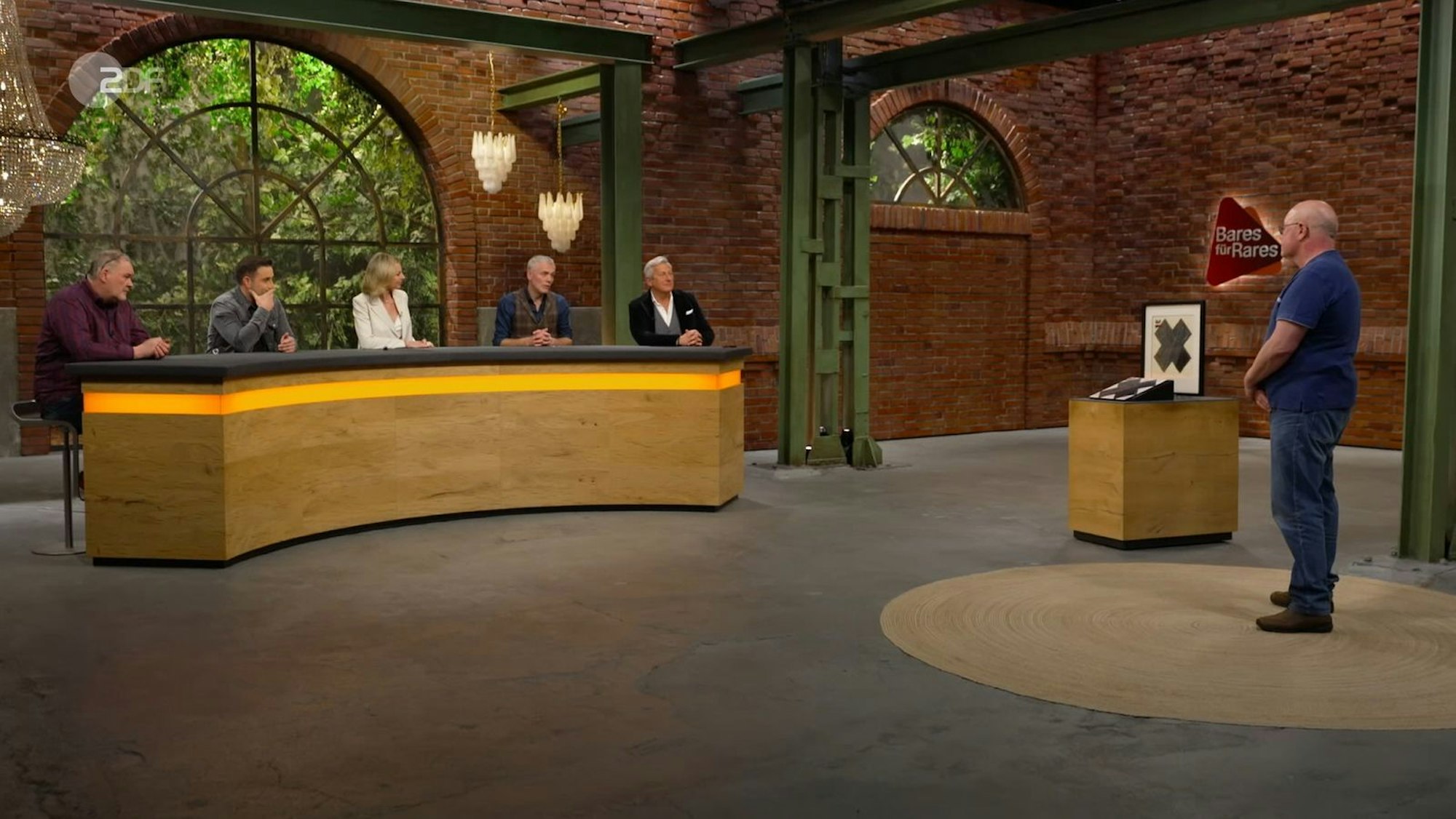 Im Händlerraum herrschte zunächst Ratlosigkeit. Christian Vechtel (Dritter von rechts) meinte skeptisch: „Ich glaube nicht, dass wir wissen, wie viel diese Gegenstände hier heute wert sein dürfen, können oder sollen.“ Walter (rechts) half ein wenig auf die Sprünge. (Bild: ZDF)
